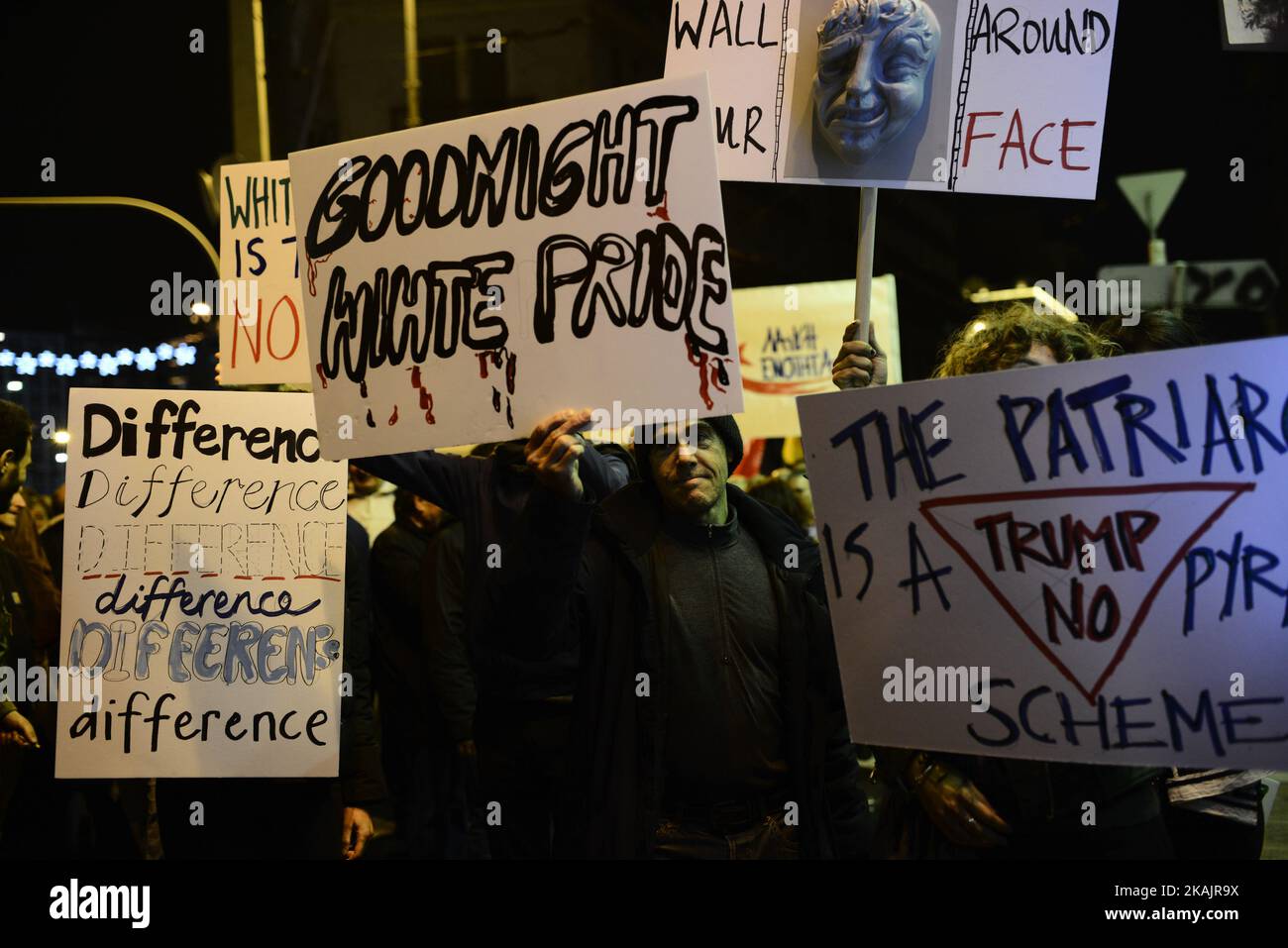 Während einer Demonstration gegen den US-Präsidenten Obama am 15. November 2016 in Athen, Griechenland, halten Demonstranten Anti-Trump-Banner. (Foto von Gerasimos Koilakos/NurPhoto) *** Bitte nutzen Sie die Gutschrift aus dem Kreditfeld *** Stockfoto