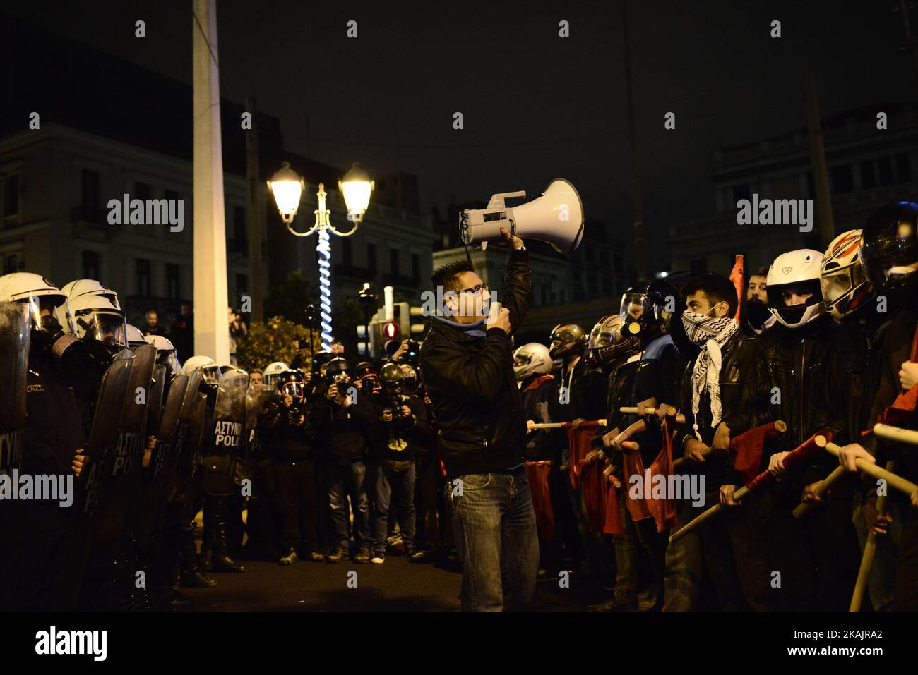 Während einer Demonstration im Zentrum von Athen gegen den Besuch des US-Präsidenten Obama in Griechenland am 15. November 2016 kam es zu Zusammenstößen zwischen Demonstranten und Polizei. (Foto von Gerasimos Koilakos/NurPhoto) *** Bitte nutzen Sie die Gutschrift aus dem Kreditfeld *** Stockfoto