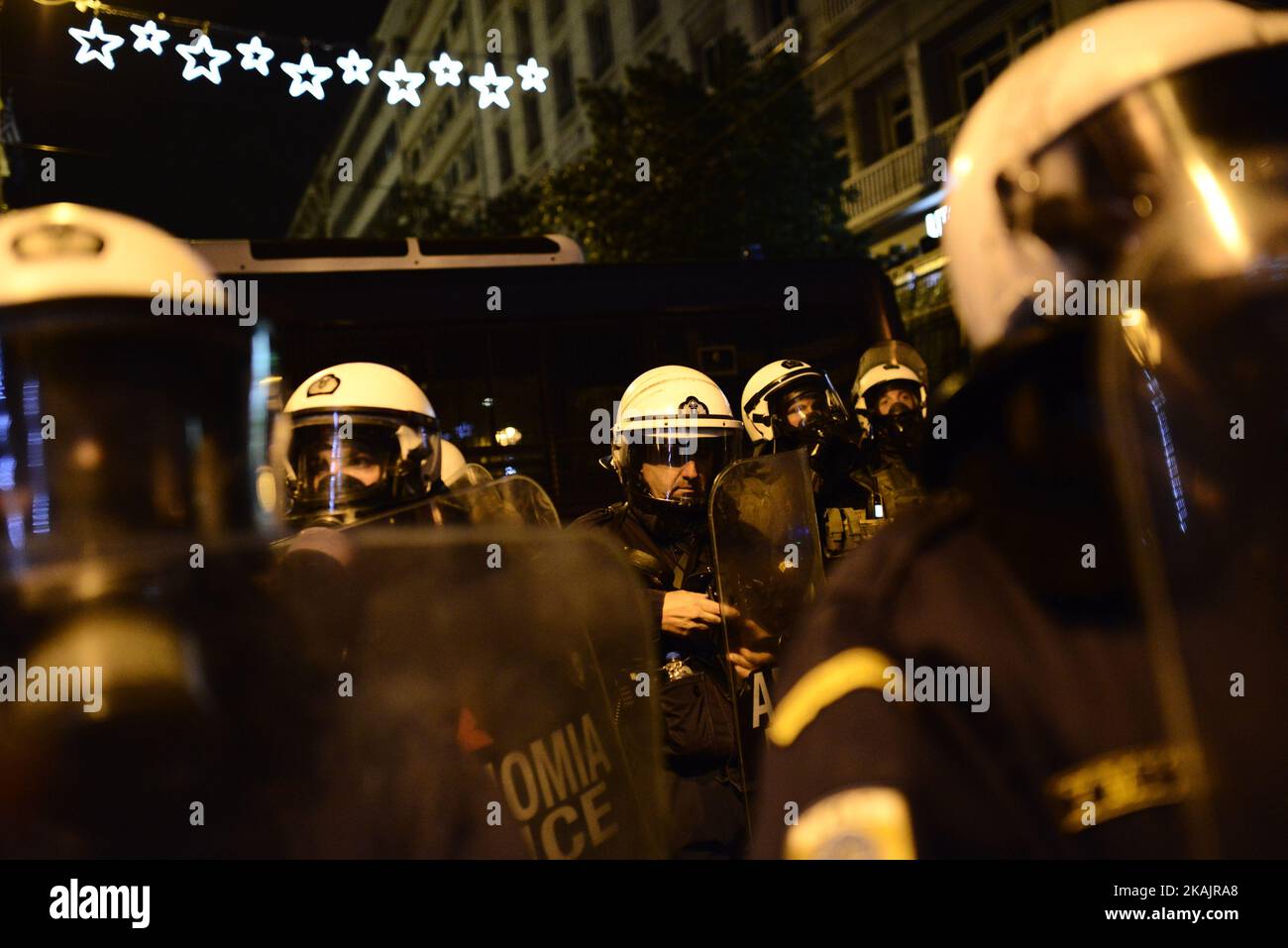 Während einer Demonstration im Zentrum von Athen gegen den Besuch des US-Präsidenten Obama in Griechenland am 15. November 2016 kam es zu Zusammenstößen zwischen Demonstranten und Polizei. (Foto von Gerasimos Koilakos/NurPhoto) *** Bitte nutzen Sie die Gutschrift aus dem Kreditfeld *** Stockfoto