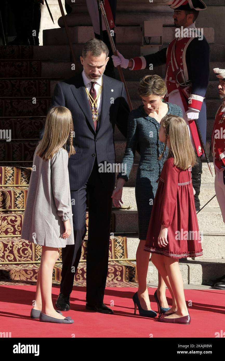 König Felipe VI von spanien, Königin Letizia von Spanien und ihre Töchter Prinzessin Leonor und Prinzessin Sofia werden 12th Gesetzgebungskurs Einweihung, 17. November 2016 in Madrid, Spanien (Foto von Oscar Gonzalez/NurPhoto) *** Bitte benutzen Sie Kredit vom Kreditfeld *** Stockfoto