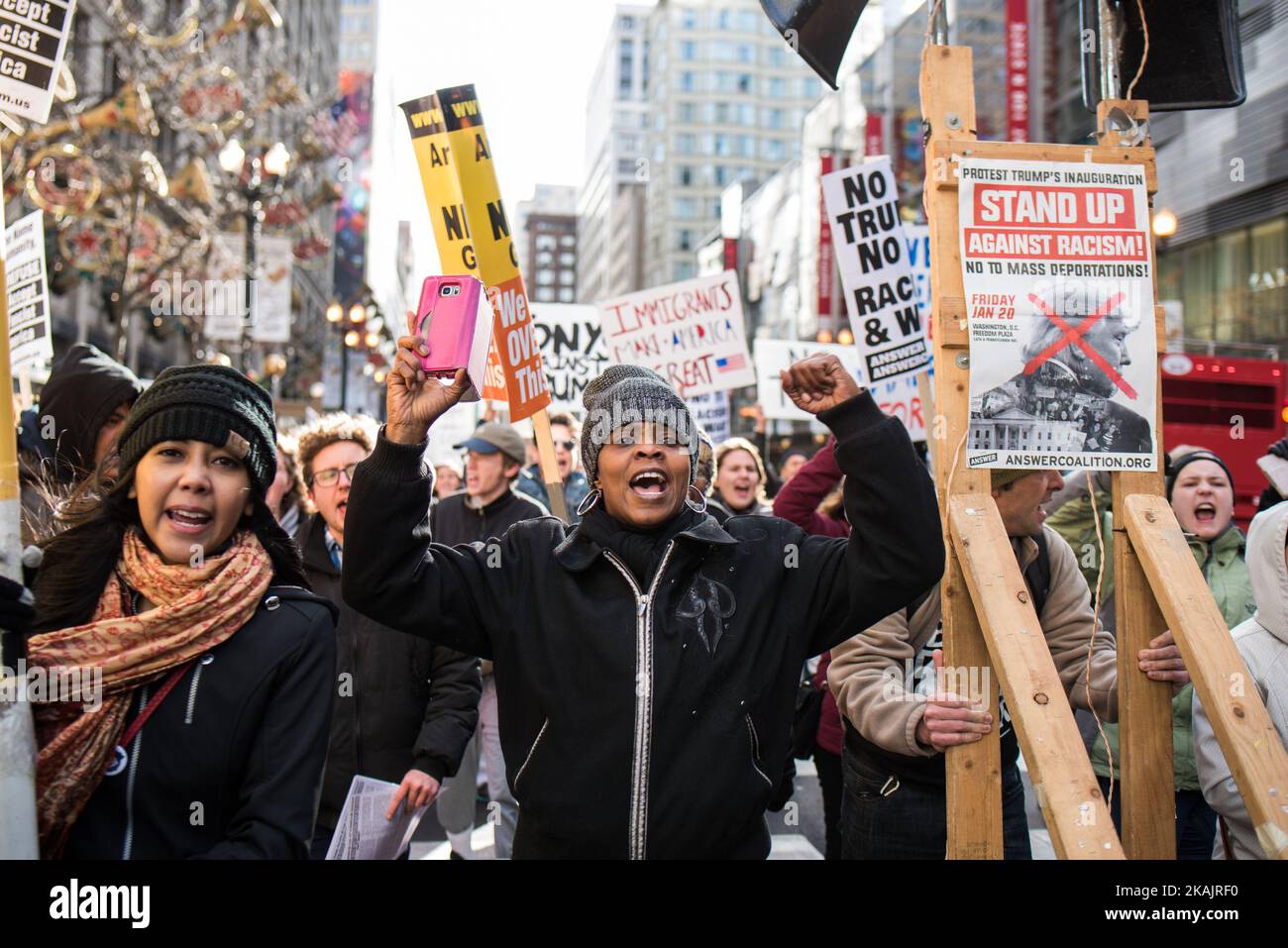 Hunderte von Menschen versammelten sich am 19. November 2016 in Chicagos Loop zum zweiten Wochenende der Proteste gegen den designierten Präsidenten Donald Trump. (Foto von Max Herman/NurPhoto) *** Bitte nutzen Sie die Gutschrift aus dem Kreditfeld *** Stockfoto