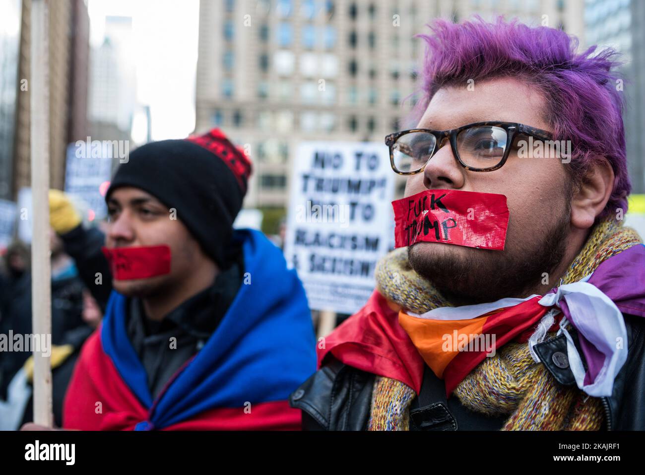 Hunderte von Menschen versammelten sich am 19. November 2016 in Chicagos Loop zum zweiten Wochenende der Proteste gegen den designierten Präsidenten Donald Trump. (Foto von Max Herman/NurPhoto) *** Bitte nutzen Sie die Gutschrift aus dem Kreditfeld *** Stockfoto