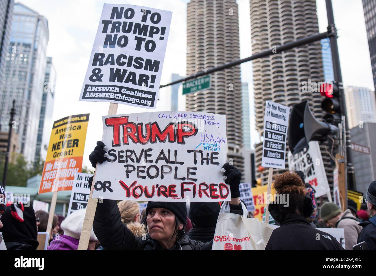 Hunderte von Menschen versammelten sich am 19. November 2016 in Chicagos Loop zum zweiten Wochenende der Proteste gegen den designierten Präsidenten Donald Trump. (Foto von Max Herman/NurPhoto) *** Bitte nutzen Sie die Gutschrift aus dem Kreditfeld *** Stockfoto