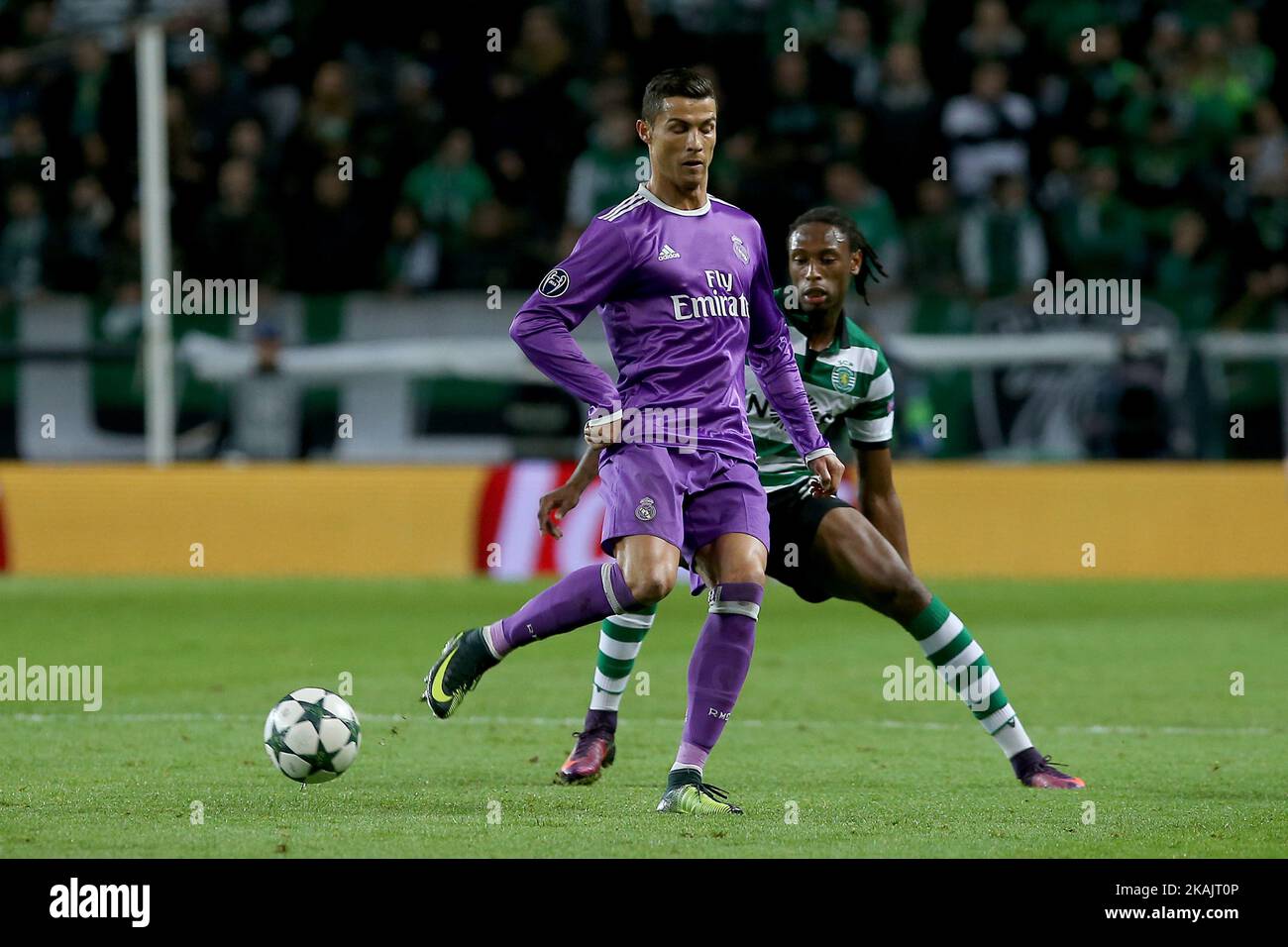 Real Madrids Stürmer Cristiano Ronaldo aus Portugal (F) und Sportings-Verteidiger Ruben Semedo aus Portugal (B) in Aktion während des UEFA Champions League-Spiels zwischen Sporting Clube de Portugal und Real Madrid am 22. November 2016 im Estadio Jose Alvalade in Lissabon, Portugal. (Foto von Bruno Barros / DPI / NurPhoto) *** Bitte nutzen Sie die Gutschrift aus dem Kreditfeld *** Stockfoto