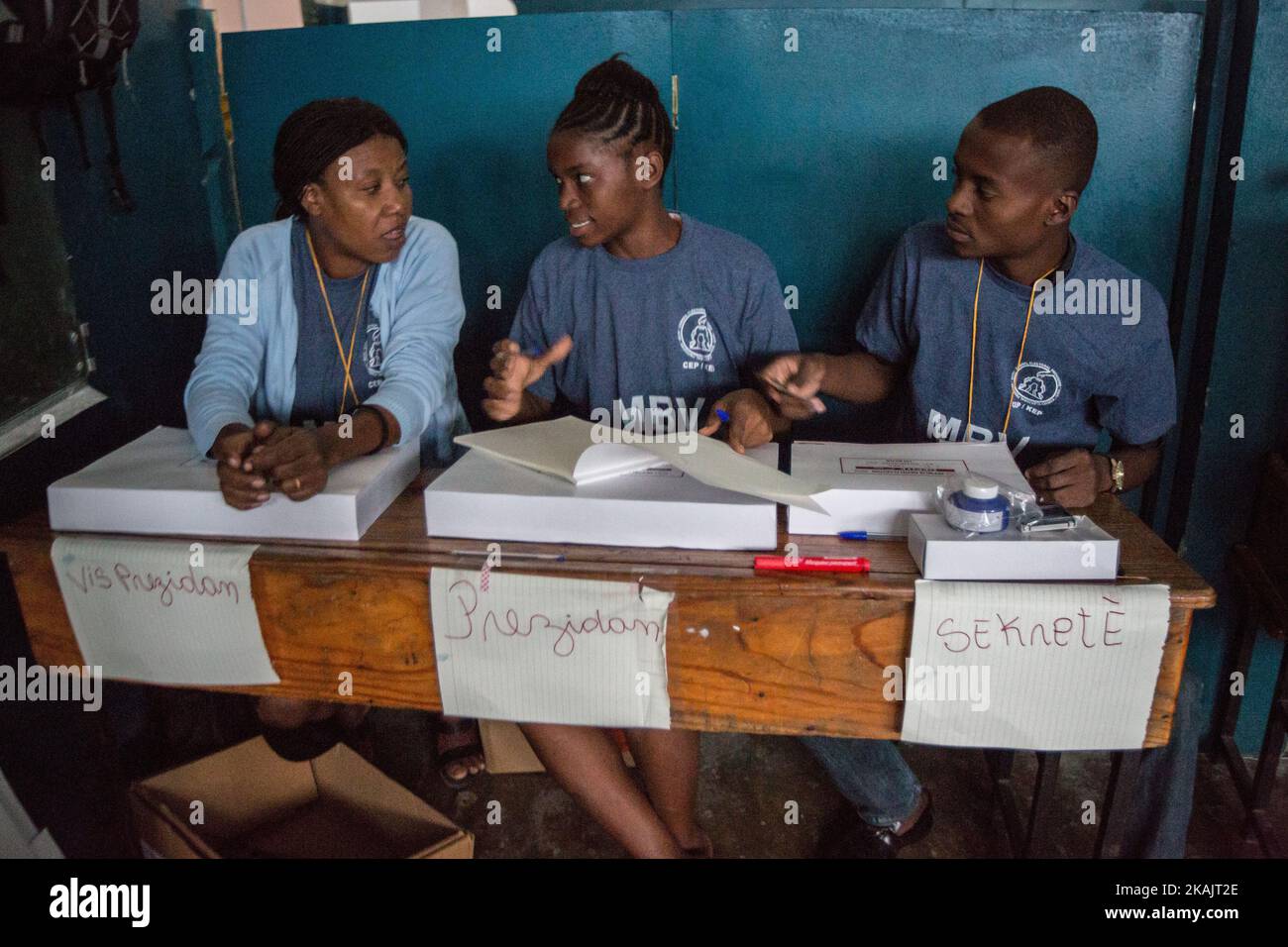 In den frühen Morgenstunden des Tages bereiten Wahlmitarbeiter den Wahlbahnhof in Port-au-Prince, Haiti, vor. Am 20. November 2016 wiederholte Haiti die Parlamentswahlen, nachdem die erste Runde im Oktober 2015 aufgrund von Unregelmäßigkeiten abgesagt und im Oktober 2016 aufgrund des Hurrikans Matthew erneut verschoben wurde. Stockfoto