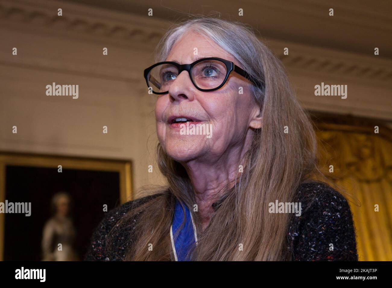 Margaret H. Hamilton, eine bahnbrechende Informatikerin, die die Entwicklung von Bordflugsoftware für die Apollo-Mondmissionen der NASA leitete, beantwortete Fragen von Reportern, nachdem sie die Presidential Medal of Freedom im East Room des Weißen Hauses am 22. November 2016 in Washington, DC, erhalten hatte. T Stockfoto