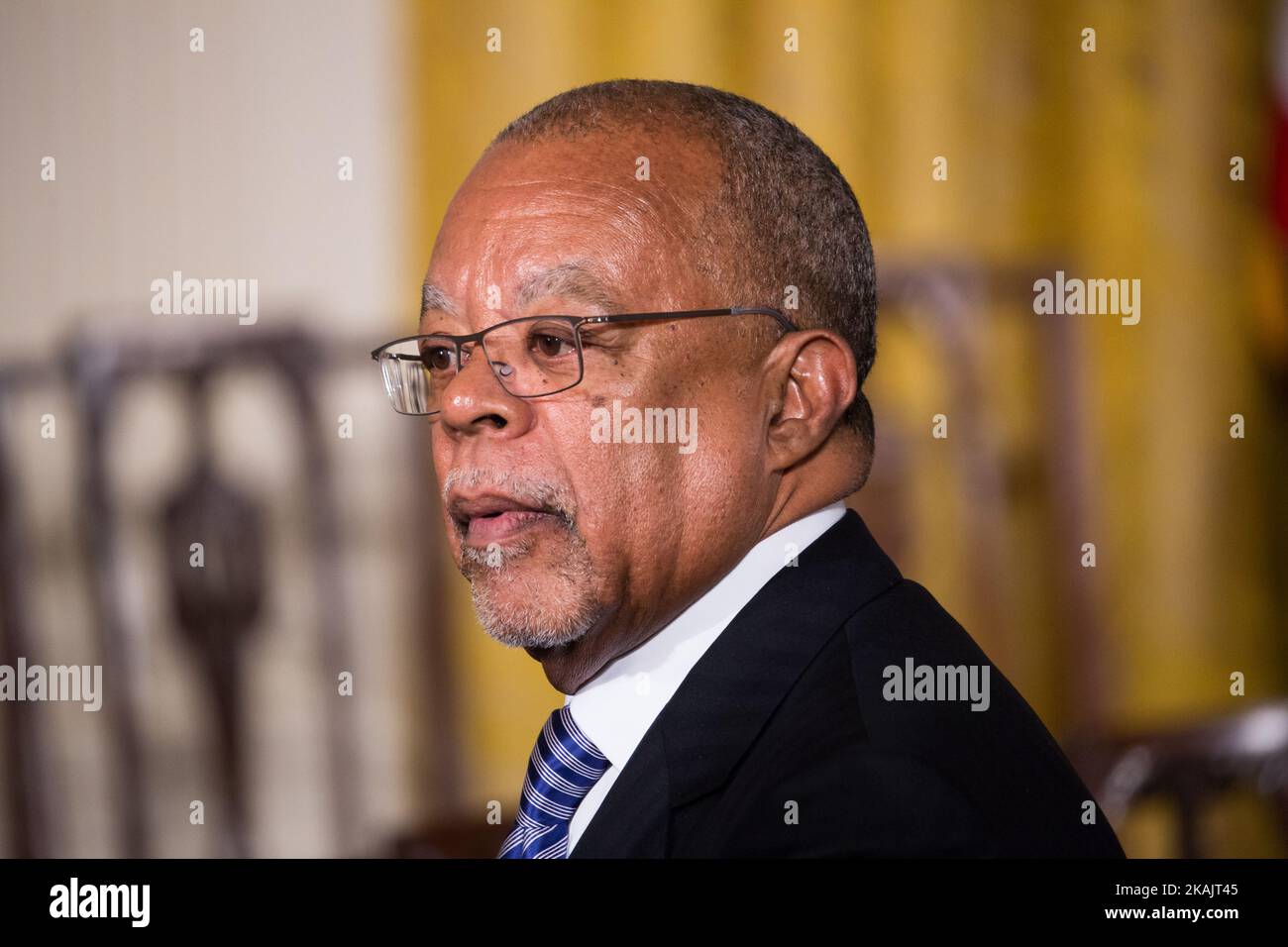 Henry Louis 'Skip' Gates Jr., Historiker, Filmemacher, nimmt am 22. November 2016 in Washington, DC, seinen Platz bei der Presidential Medal of Freedomat im East Room des Weißen Hauses ein. Die Presidential Medal of Freedom ist die höchste Auszeichnung für Zivilisten in den Vereinigten Staaten von Amerika. (Foto von Cheriss May/NurPhoto) *** Bitte nutzen Sie die Gutschrift aus dem Kreditfeld *** Stockfoto
