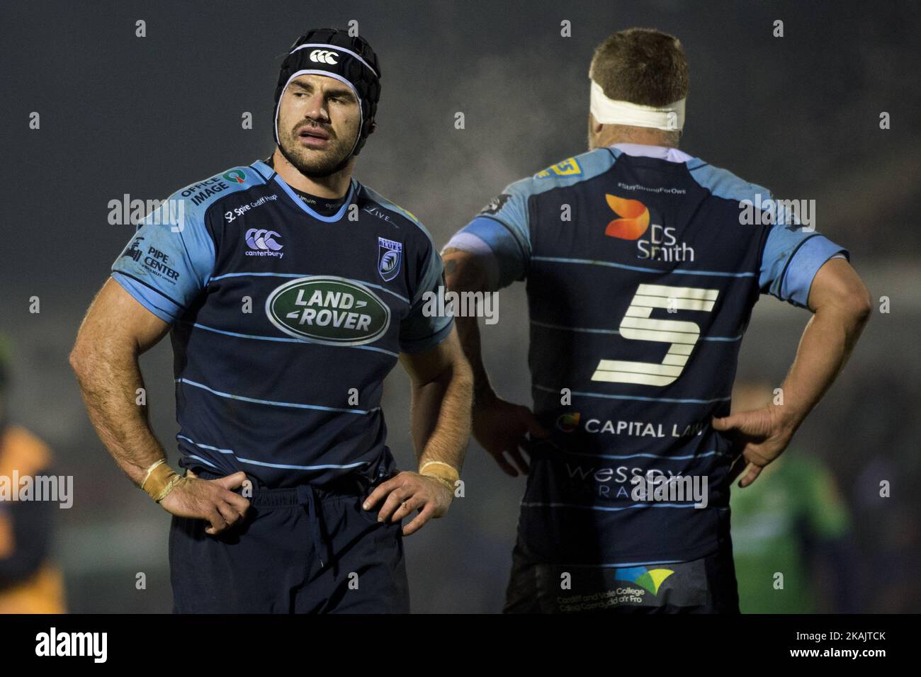 George Earle und Jarrad Hoeata aus Cardiff während des Guinness PRO12 Round 9-Spiels zwischen Connacht Rugby und Cardiff Blues am 25. November 2016 auf dem Sportplatz in Galway, Irland Stockfoto