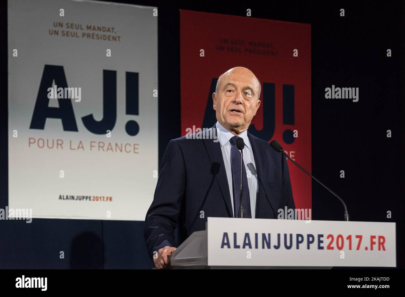 Alain Juppé, ehemaliger Kandidat und Bürgermeister von Bordeaux, spricht nach einem Verlust im Primärkampf gegen Francois Fillon bei den rechten Präsidentschaftswahlen 2017 am 27. November 2016 in Paris, Frankreich. (Foto von Julien Mattia/NurPhoto) *** Bitte nutzen Sie die Gutschrift aus dem Kreditfeld *** Stockfoto