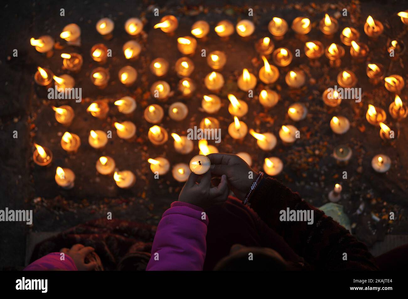 Nepalesische Anhänger, die am Ufer des Flusses Bagmati 108 Butterlampen anboten, anlässlich des Festivals Bala Chaturdashi, das am Montag, den 28. November 2016 in Kathmandu, Nepal, gefeiert wurde. Es ist der Meinung, dass abgeworfene Samen zur Erinnerung an Geliebte anlässlich der Bala Chaturdashi-Rituale ihren Geliebten und ihren verminderten Verwandten einen besseren Platz im Himmel sichern können. (Foto von Narayan Maharjan/NurPhoto) *** Bitte nutzen Sie die Gutschrift aus dem Kreditfeld *** Stockfoto