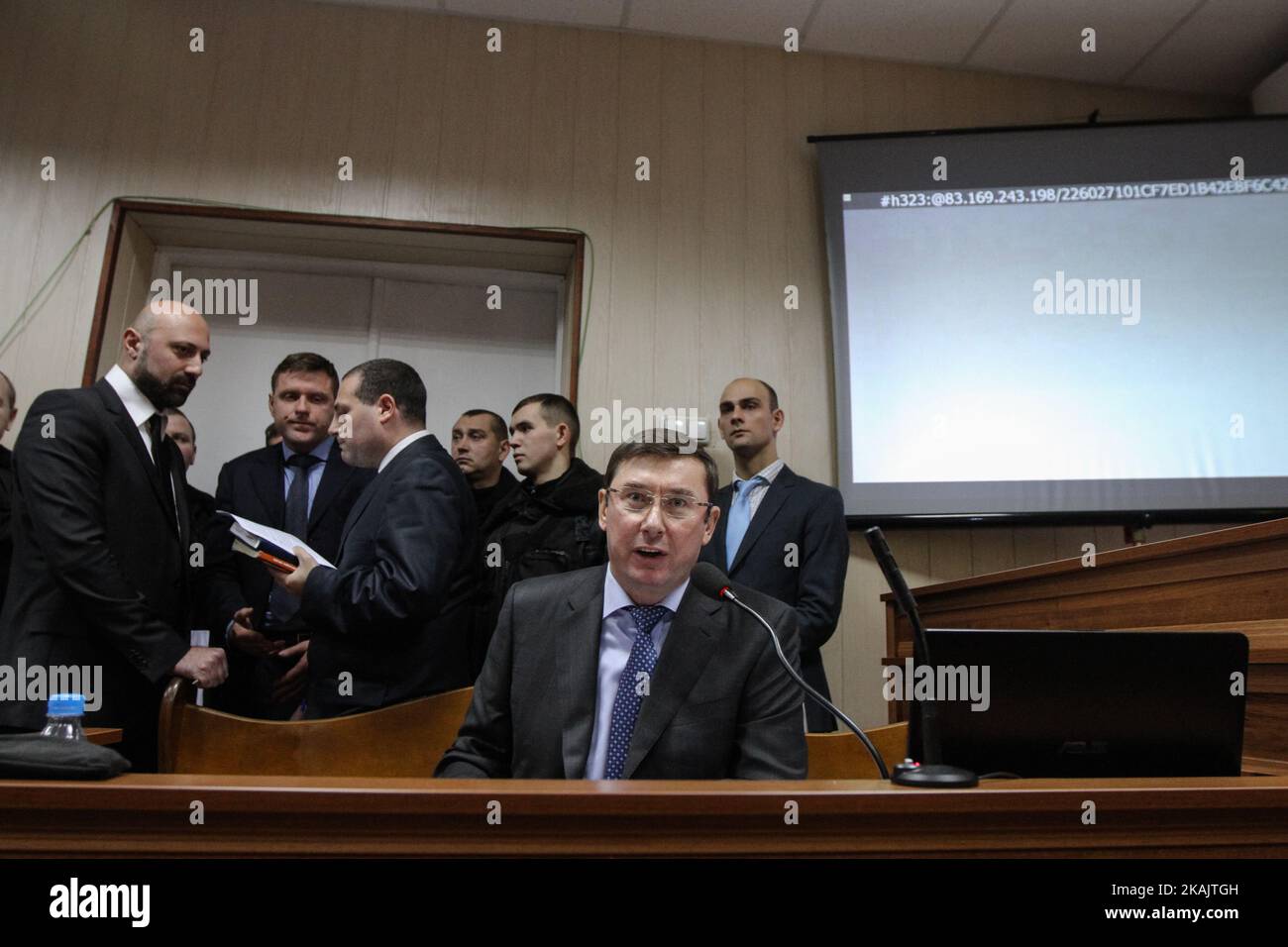 Der ukrainische Generalankläger Jurij Lutsenko gibt während einer Live-Videoverbindung aus Russland mit dem ehemaligen ukrainischen Präsidenten Viktor Janukowitsch am 28. November 2016 in einem Gerichtssaal in Kiew einen Verdacht auf Hochverrat auf. Die sogenannten Euromaidan-Proteste der Ukraine dauerten drei Monate und gipfelten in einem Blutbad, das mehr als 100 größtenteils unbewaffnete Menschen und etwa 20 Anti-Riot-Polizisten das Leben kostete. (Foto von Sergii Kharchenko/NurPhoto) *** Bitte nutzen Sie die Gutschrift aus dem Kreditfeld *** Stockfoto