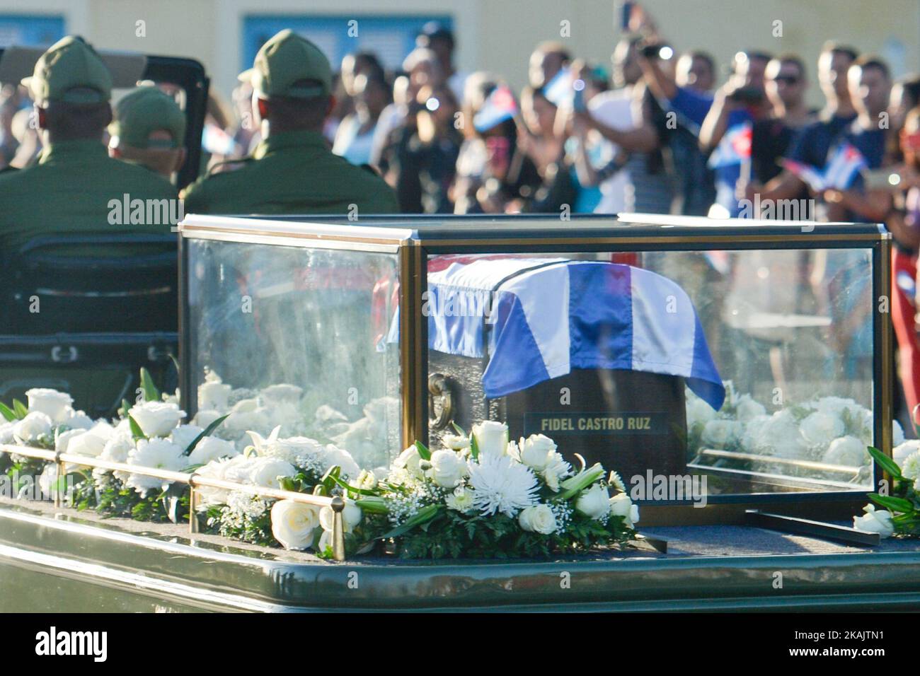 Tausende Kubaner säumten am Mittwochmorgen die Straßen von Havanna, um Auf Wiedersehen nach Fidel Castro zu bringen, als eine Karawane mit Asche eine viertägige Reise durch das Land in die östliche Stadt Santiago begann. Fidel Castro, der ehemalige Premierminister und Präsident Kubas, der in der späten Nacht des 25. November 2016 im Alter von 90 Jahren stirbt. Am Mittwoch, den 30. November 2016, in Havanna, Kuba. Foto von Artur Widak *** Bitte nutzen Sie die Gutschrift aus dem Kreditfeld *** Stockfoto