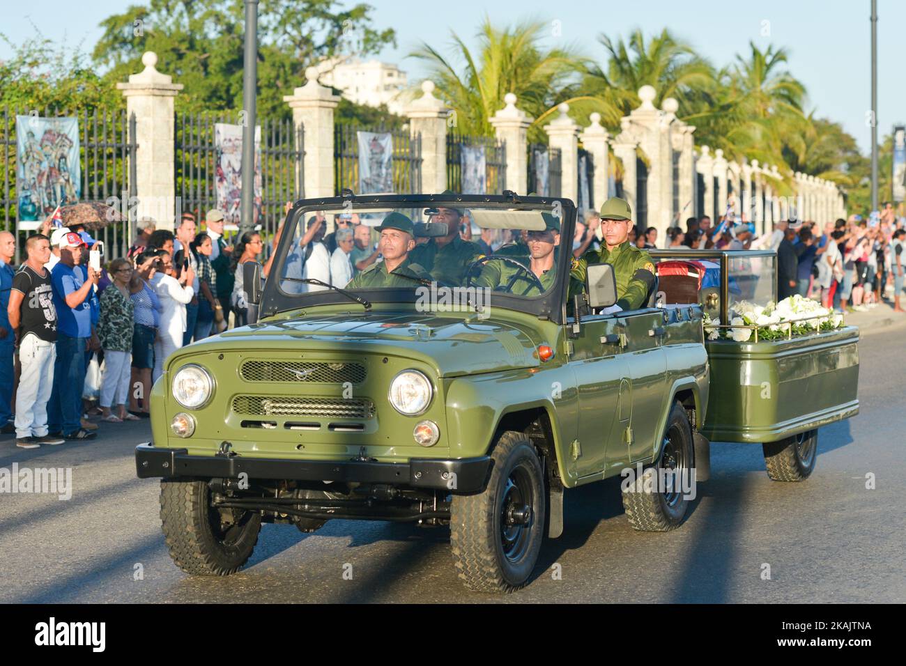 Tausende Kubaner säumten am Mittwochmorgen die Straßen von Havanna, um Auf Wiedersehen nach Fidel Castro zu bringen, als eine Karawane mit Asche eine viertägige Reise durch das Land in die östliche Stadt Santiago begann. Fidel Castro, der ehemalige Premierminister und Präsident Kubas, der in der späten Nacht des 25. November 2016 im Alter von 90 Jahren stirbt. Am Mittwoch, den 30. November 2016, in Havanna, Kuba. Foto von Artur Widak *** Bitte nutzen Sie die Gutschrift aus dem Kreditfeld *** Stockfoto