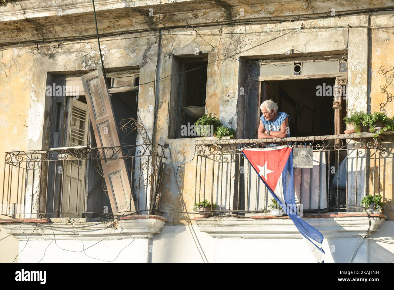 Ein Mann schaut von seinem Balkon aus auf die vorbeifahrende Karawane mit Fidel Castros' Asche. Tausende von Kubanern säumten am Mittwochmorgen die Straßen von Havanna, um Auf Wiedersehen zu Fidel Castro zu bringen, als eine Karawane, die seine Asche trug, eine viertägige Reise durch das Land in die östliche Stadt Santiago begann. Fidel Castro, der ehemalige Premierminister und Präsident Kubas, der in der späten Nacht des 25. November 2016 im Alter von 90 Jahren stirbt. Am Mittwoch, den 30. November 2016, in Havanna, Kuba. Foto von Artur Widak *** Bitte nutzen Sie die Gutschrift aus dem Kreditfeld *** Stockfoto