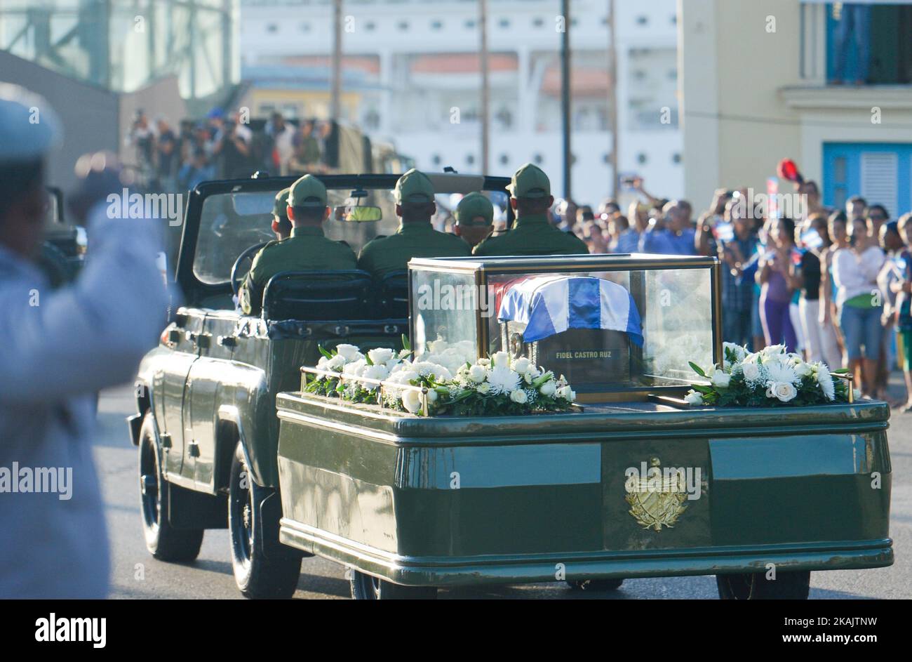 Tausende Kubaner säumten am Mittwochmorgen die Straßen von Havanna, um Auf Wiedersehen nach Fidel Castro zu bringen, als eine Karawane mit Asche eine viertägige Reise durch das Land in die östliche Stadt Santiago begann. Fidel Castro, der ehemalige Premierminister und Präsident Kubas, der in der späten Nacht des 25. November 2016 im Alter von 90 Jahren stirbt. Am Mittwoch, den 30. November 2016, in Havanna, Kuba. Foto von Artur Widak *** Bitte nutzen Sie die Gutschrift aus dem Kreditfeld *** Stockfoto