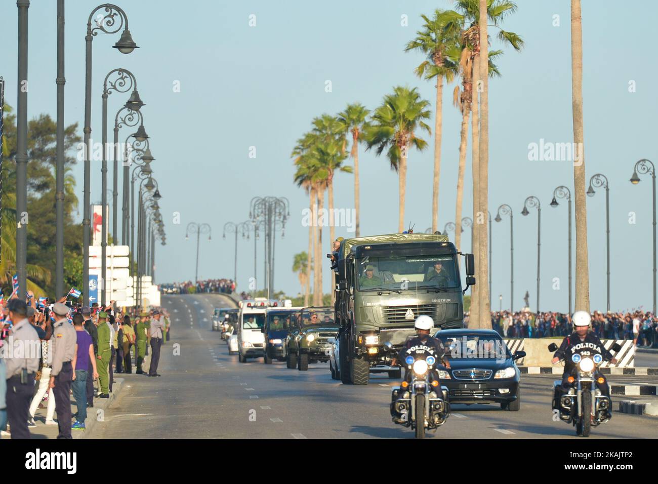 Tausende Kubaner säumten am Mittwochmorgen die Straßen von Havanna, um Auf Wiedersehen nach Fidel Castro zu bringen, als eine Karawane mit Asche eine viertägige Reise durch das Land in die östliche Stadt Santiago begann. Fidel Castro, der ehemalige Premierminister und Präsident Kubas, der in der späten Nacht des 25. November 2016 im Alter von 90 Jahren stirbt. Am Mittwoch, den 30. November 2016, in Havanna, Kuba. Foto von Artur Widak *** Bitte nutzen Sie die Gutschrift aus dem Kreditfeld *** Stockfoto