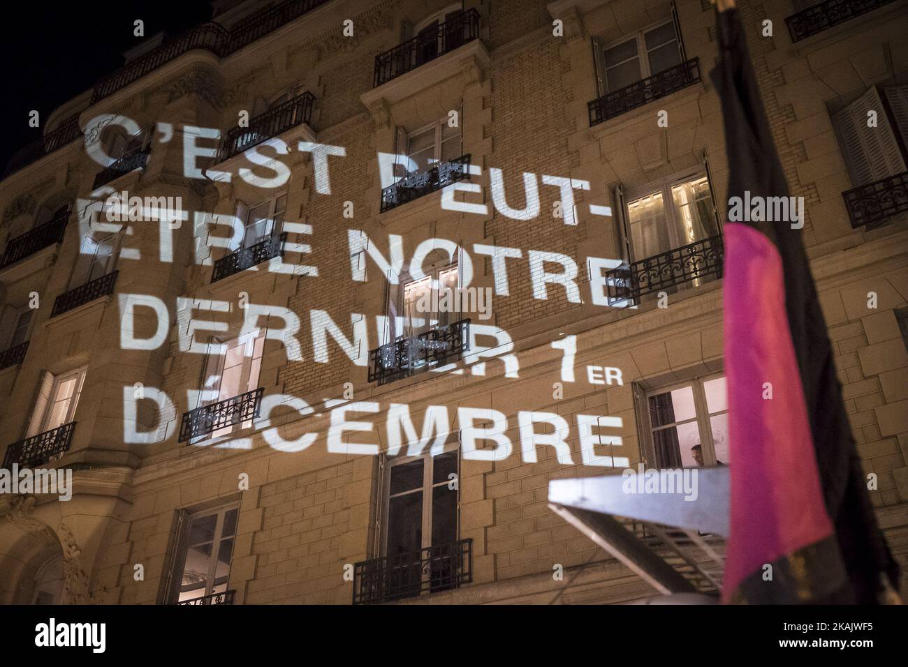 Am 1. Dezember 2016 versammeln sich Menschen zu einer Demonstration am Welt-Aids-Tag in Paris. Der Welt-Aids-Tag wird weltweit jährlich am 1. Dezember begangen, um das Bewusstsein für die globale AIDS-Pandemie zu schärfen, die durch die Ausbreitung der HIV-Infektion verursacht wird. (Foto von Olivier Donnars/NurPhoto) *** Bitte benutzen Sie die Gutschrift aus dem Kreditfeld *** Stockfoto