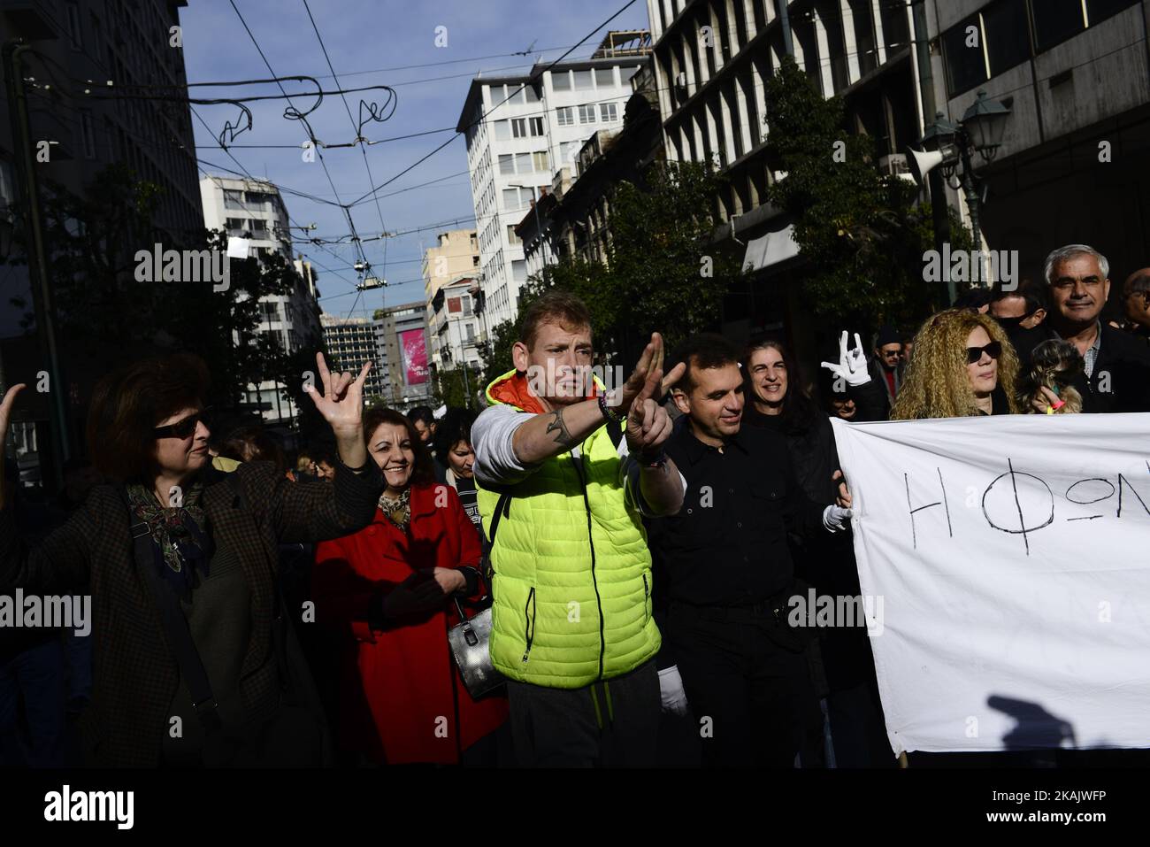 Menschen mit Behinderungen protestieren am 2. Dezember 2016 im Zentrum Athens gegen Sparmaßnahmen. Vor dem internationalen Tag der Menschen mit Behinderung fand in Athen eine Demonstration gegen die Sparpolitik in Bezug auf Sozialleistungen und Behindertenleistungen statt. (Foto von Gerasimos Koilakos/NurPhoto) *** Bitte nutzen Sie die Gutschrift aus dem Kreditfeld *** Stockfoto