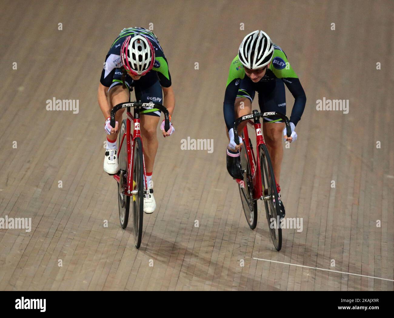 L-R Laura Kenny von Matrix Fitness RT und Elinor Barker von Matrix Fitness RT beim Eliminierungsrennen der Damen-Elite-Meisterschaft während des Revolution Cycling Champions League Events im Velodrome, Lee Valley Velopark, Queen Elizabeth Olympic Park, London, am 02. Dezember 2016 in London, England. (Foto von Kieran Galvin/NurPhoto) *** Bitte benutzen Sie die Gutschrift aus dem Kreditfeld *** Stockfoto