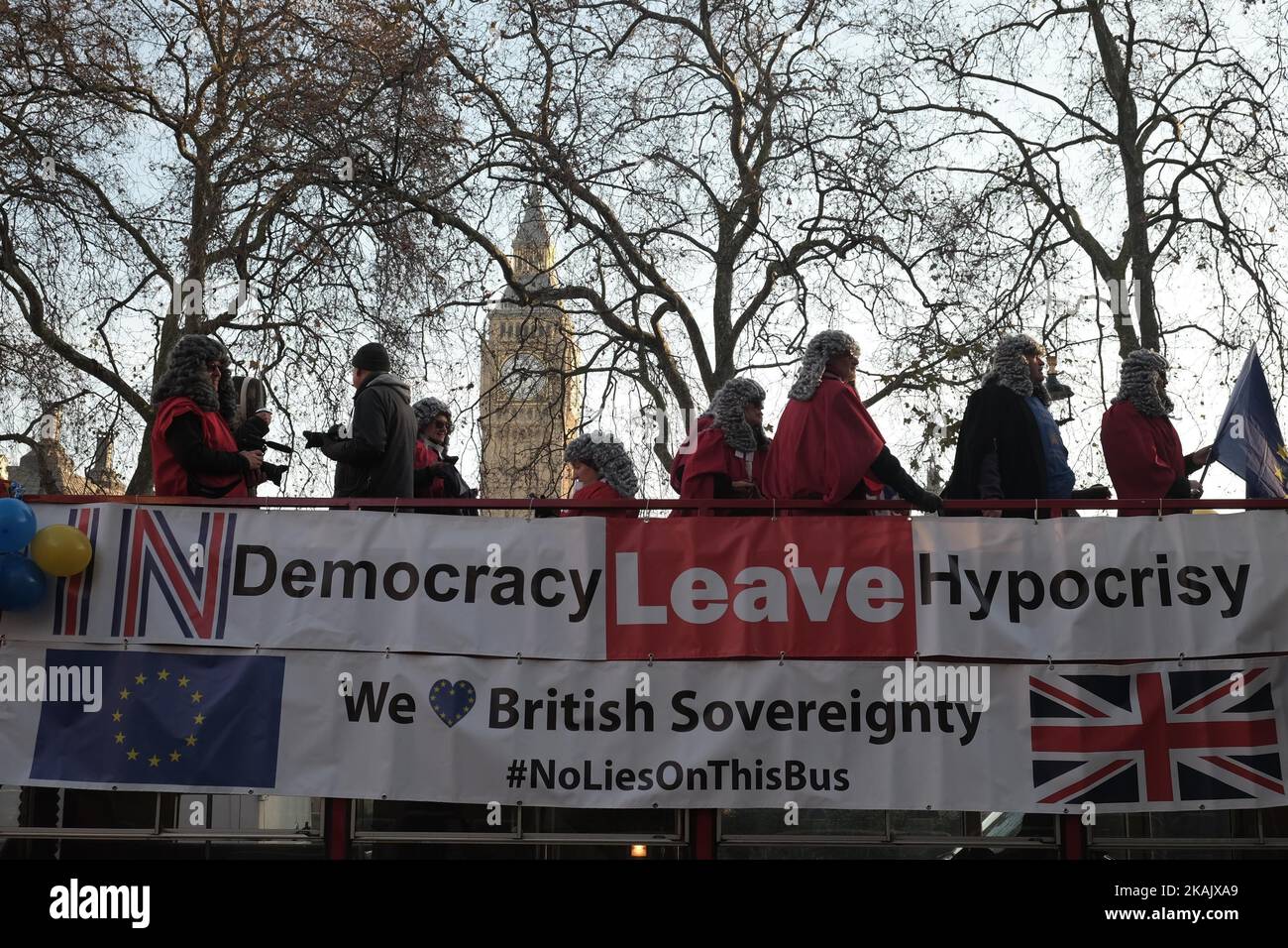 Demonstranten und Medien versammeln sich am 5. Dezember 2016 vor dem britischen Obergericht in London. Die Regierung von Premierministerin Theresa May wird heute versuchen, ein Urteil, das sie vor dem Auslösen des Brexit die parlamentarische Zustimmung einholen muss, in einem hochbelasteten Fall vor dem höchsten britischen Gericht umzukehren. (Foto von Jay Shaw Baker/NurPhoto) *** Bitte nutzen Sie die Gutschrift aus dem Kreditfeld *** Stockfoto