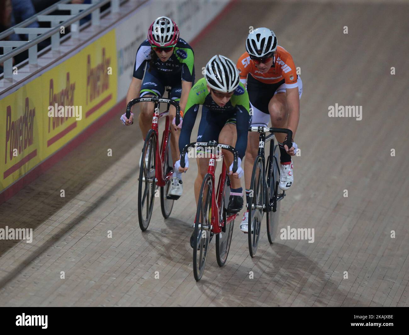 Elinor Barker von Matrix Fitness RT (vorne) Simona Frapporti von CastelBrando.it - Klassendeckung (2.) und Laura Kenny von Matrix Fitness RT (3. ) beim Eliminierungsrennen der Damen-Elite-Meisterschaft während des Revolution Cycling Champions League Events im Velodrome, Lee Valley Velopark, Queen Elizabeth Olympic Park, London, am 02. Dezember, 2016 in London, England. (Foto von Kieran Galvin/NurPhoto) *** Bitte benutzen Sie die Gutschrift aus dem Kreditfeld *** Stockfoto