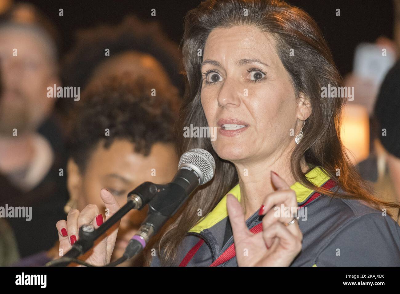 Die Bürgermeisterin der Stadt Oakland, Libby Schaaf, spricht am 5. Dezember 2016 mit Menschen, die an einer Kerzenmahnwache zur Erinnerung an die Opfer des Lagerfeuers des Geisterschiffs am Lake Merritt Oakland, Kalifornien, teilnehmen. Am Montag stieg die Zahl der Todesopfer im Lagerfeuer in Oakland, wobei noch mehr Leichen in den geschwärzten Ruinen vergraben wurden, und Familien warteten gespannt auf die Nachricht ihrer vermissten Angehörigen. (Foto von Yichuan Cao/NurPhoto) *** Bitte nutzen Sie die Gutschrift aus dem Kreditfeld *** Stockfoto