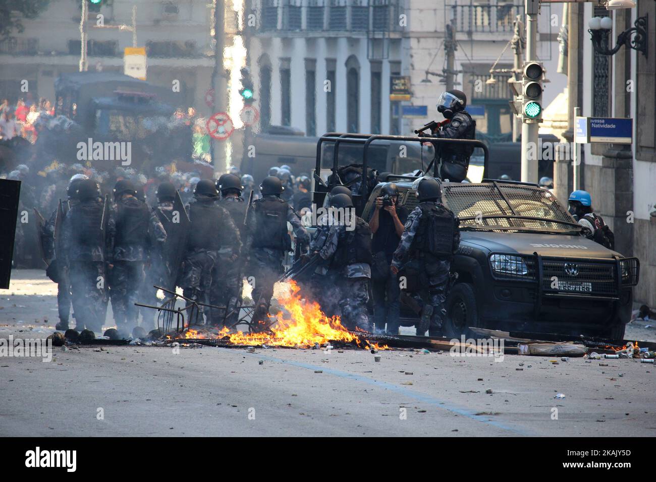 Spannung in Rio de Janeiro am Nachmittag des Dienstag, 6. Dezember 2016. Demonstranten und Polizisten prallten zusammen, und es gab Polizeitrukulenz, um die Demonstranten zu zerstreuen. Es gab den Einsatz großer Polizeikräfte, das Abfeuern nicht-tödlicher Waffen und viele Tränengas-Bomben. Die Polizei drang in die Kirche St. Joseph ein, die sich neben dem Alerj (Parlament von Rio de Janeiro) befindet. Sie nutzten den Balkon der Kirche, um Demonstranten mit Gummigeschossen und Bomben mit moralischen Effekten zu schießen. Eine Gruppe maskierter Demonstranten warf Steine und Feuerwerk auf die Polizei. Es wurden auf beiden Seiten und im Rio verwundet Stockfoto