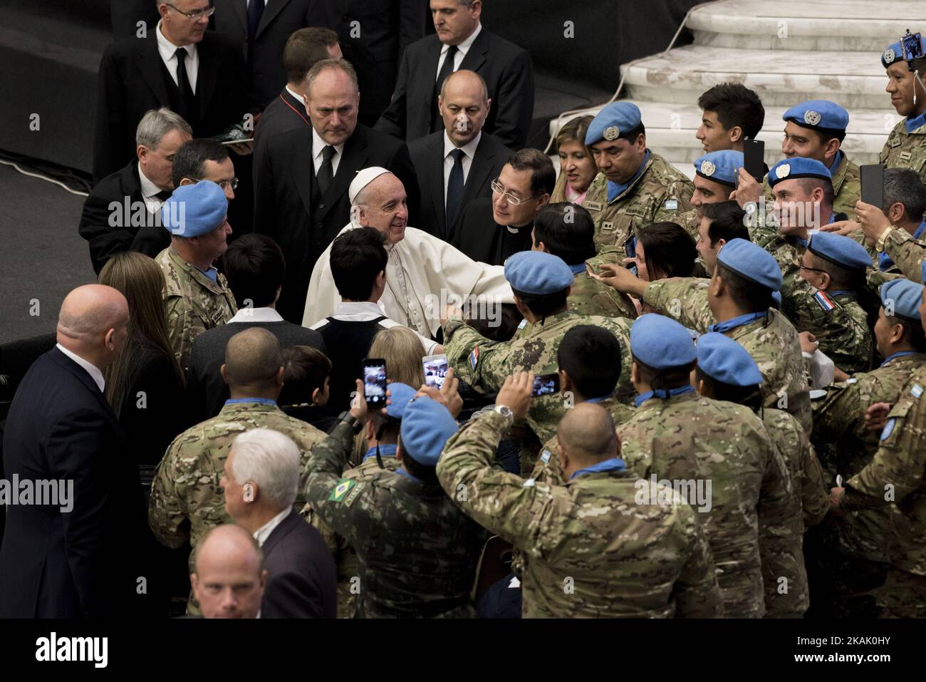 Papst Franziskus grüßt das argentinische Militär während seiner wöchentlichen Generalaudienz in Aula Paolo VI im Vatikan, am Mittwoch, den 14. dezember 2016. (Foto von Massimo Valicchia/NurPhoto) *** Bitte nutzen Sie die Gutschrift aus dem Kreditfeld *** Stockfoto