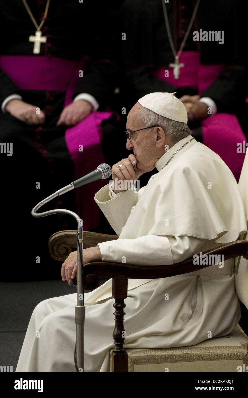 Papst Franziskus besucht am Mittwoch, den 14. dezember 2016, seine wöchentliche Generalaudienz in Aula Paolo VI im Vatikan. (Foto von Massimo Valicchia/NurPhoto) *** Bitte nutzen Sie die Gutschrift aus dem Kreditfeld *** Stockfoto