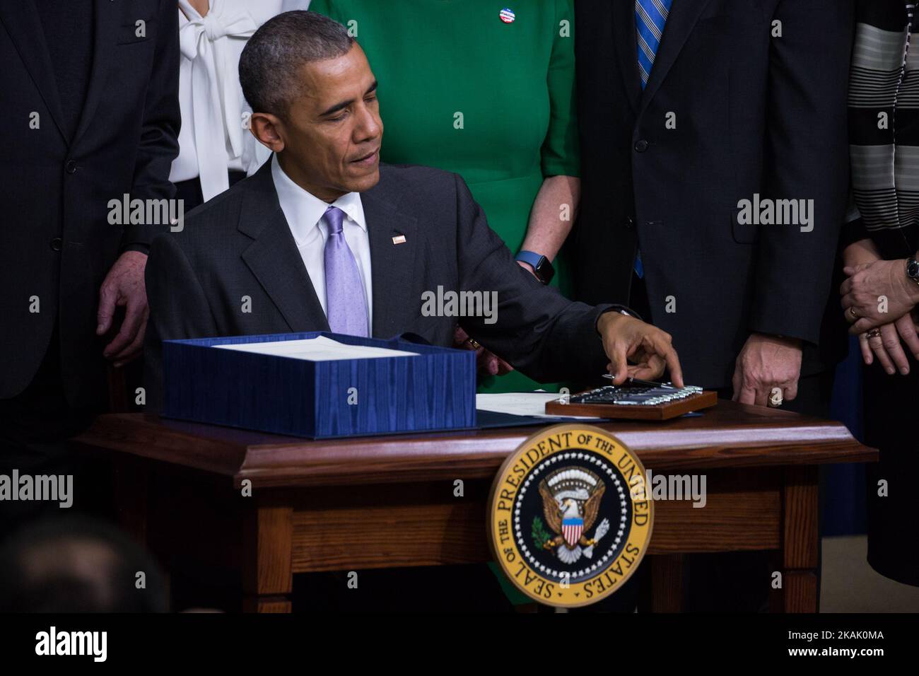 Präsident Barack Obama unterzeichnet am 13. Dezember 2016 den 21. Century Cures Act im South Court Auditorium des Eisenhower Executive Office Building des Weißen Hauses in Washington, DC. Das Gesetz erleichtert die Entwicklung und Genehmigung von experimentellen Behandlungen und reformiert die Politik des Bundes zur psychischen Gesundheitsversorgung. (Foto von Cheriss May/NurPhoto) *** Bitte nutzen Sie die Gutschrift aus dem Kreditfeld *** Stockfoto