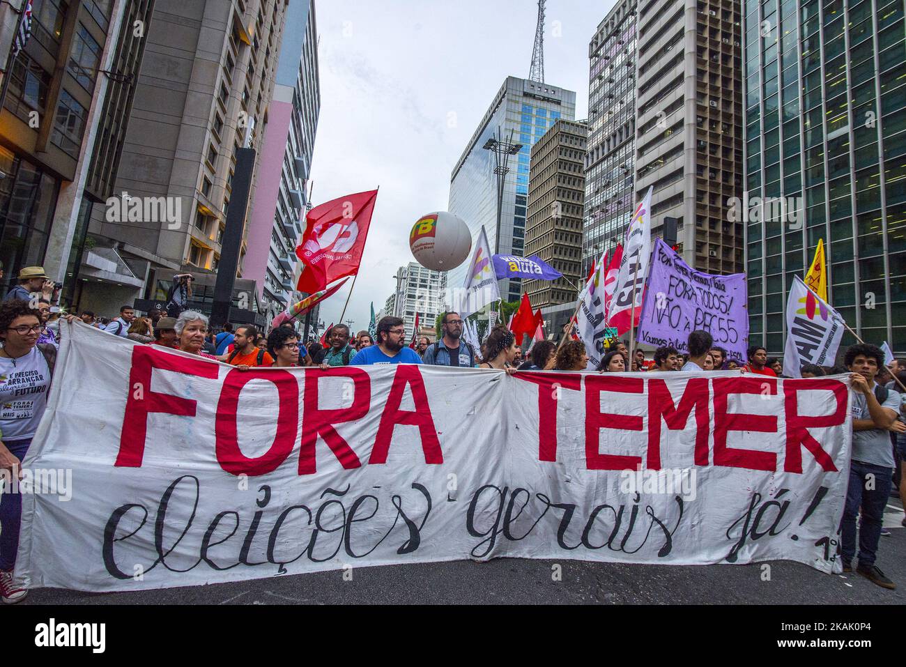 Gruppen von Demonstranten gingen am Dienstag, dem 13. Dezember 2016, in SÃ£o Paulo auf die Straße, um gegen die vorgeschlagene Verfassungsänderung (PEC) 55 zu protestieren, die in Brasilien eine Obergrenze für die öffentlichen Ausgaben für die nächsten 20 Jahre festlegt. Der Text wurde in der zweiten Runde im Senat verabschiedet. Studenten, Beamte, Mitglieder von Volksbewegungen und andere Gruppen nahmen an den Demonstrationen Teil. (Foto von Cris FAGA/NurPhoto) *** Bitte nutzen Sie die Gutschrift aus dem Kreditfeld *** Stockfoto