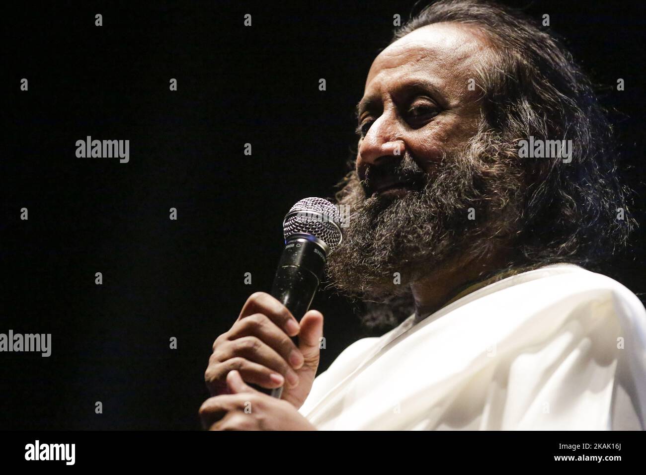 Sri Sri Ravi Shankar, ein indischer spiritueller und humanitärer Führer, hielt am 15. Dezember 2016 einen Vortrag über Meditation in Recife, im Nordosten Brasiliens. Sri Sri Sri Sri gilt als einer der einflussreichsten Männer in Indien und wurde für den Friedensnobelpreis nominiert.Er kam am 14. Dezember nach Brasilien und wird bis zum kommenden Sonntag (18) über Brasilia, Recife, Salvador und Rio de Janeiro reisen. Der Inder ist bekannt für seine Besuche in Ländern mit internationalen Konflikten und internen Krisen. (Foto von Diego Herculano/NurPhoto) *** Bitte nutzen Sie die Gutschrift aus dem Kreditfeld *** Stockfoto