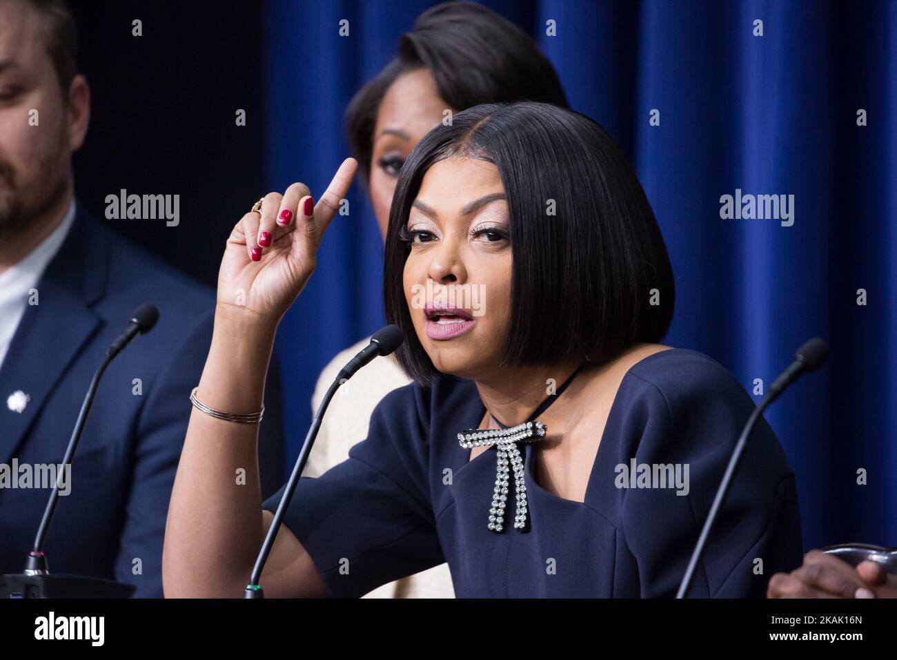 Am Donnerstag, den 15.. Dezember, spricht die Schauspielerin Taraji P. Henson im South Court Auditorium des Eisenhower Executive Office Building des Weißen Hauses auf einem Panel über den Film, einen biografischen Film, der die Geschichte der NASA-Pioniere Katherine Johnson, Dorothy Vaughn, Und Mary Jackson, afroamerikanische Frauen, deren Arbeit die ersten Starts von Amerikanern in den Weltraum ermöglichte. (Foto von Cheriss May/NurPhoto) *** Bitte nutzen Sie die Gutschrift aus dem Kreditfeld *** Stockfoto