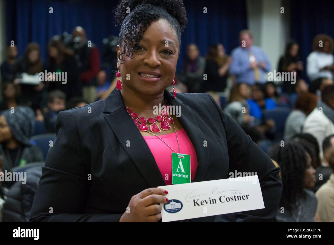 Am Donnerstag, den 15.. Dezember, hält der stellvertretende Direktor für Wissenschaft und Technologie, Christyl Johnson, NASA Goddard, im South Court Auditorium des Eisenhower Executive Office Building des Weißen Hauses, die Namenskarte des Schauspielers Kevin Costner, die er für sie signiert hat, nach einer Podiumsdiskussion über den Film hoch. Ein biografischer Film, der die Geschichte der NASA-Pioniere Katherine Johnson, Dorothy Vaughn und Mary Jackson erzählt, afroamerikanische Frauen, deren Arbeit die ersten amerikanischen Starts in den Weltraum ermöglichte. (Foto von Cheriss May/NurPhoto) *** Bitte nutzen Sie die Gutschrift aus dem Kreditfeld *** Stockfoto