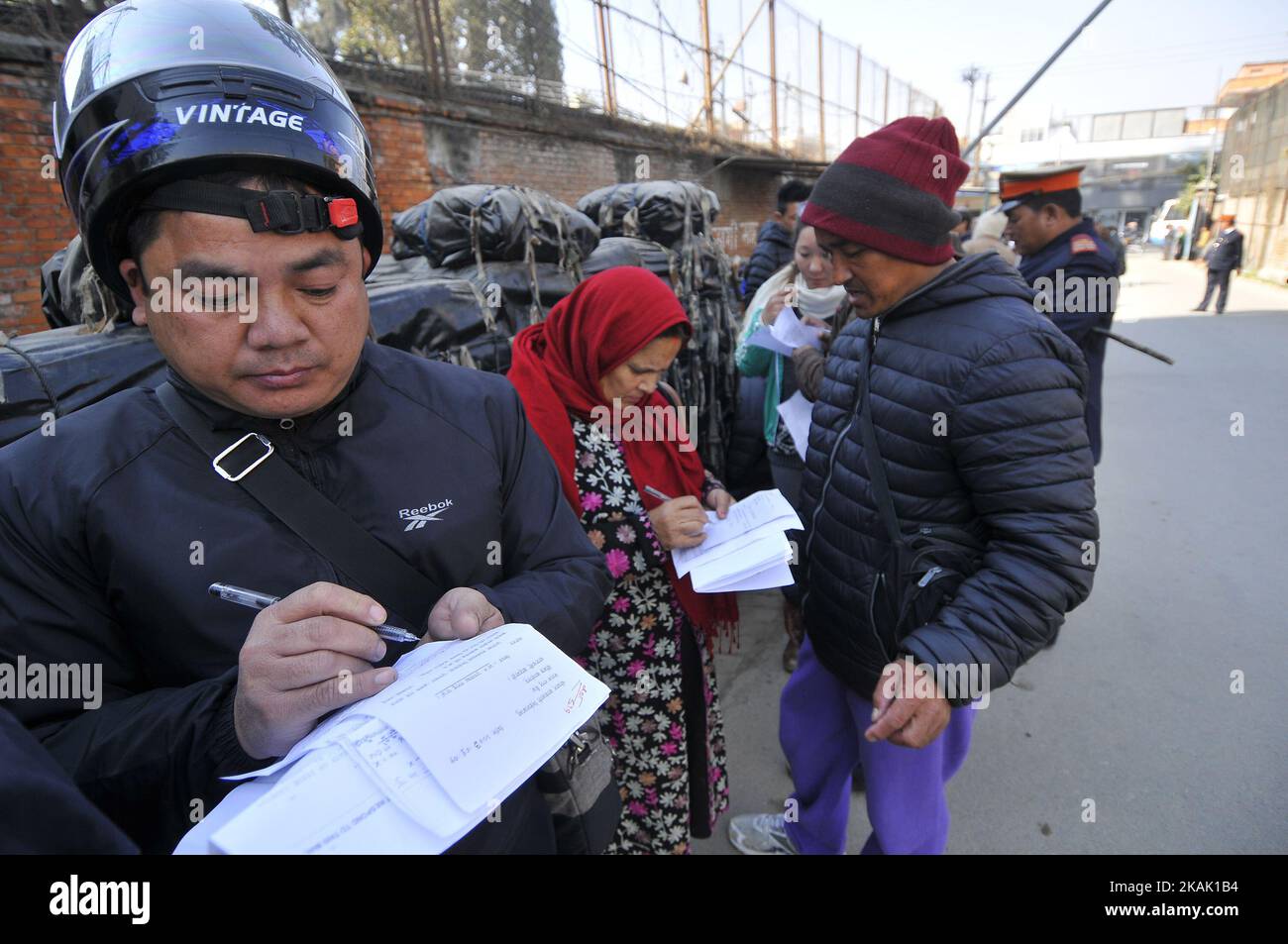 Nepalesische Menschen, die das Formular ausfüllen, tauschen am Freitag, den 16. Dezember 2016, indische Währung bei der Nepal Rastra Bank - Central Bank of Nepal, Kathmandu, Nepal. Nepal Rastra Bank - die Zentralbank von Nepal ist die einzige Bank, die nepalesische Währung in indische Währung in Nepal eintauscht. (Foto von Narayan Maharjan/NurPhoto) *** Bitte nutzen Sie die Gutschrift aus dem Kreditfeld *** Stockfoto