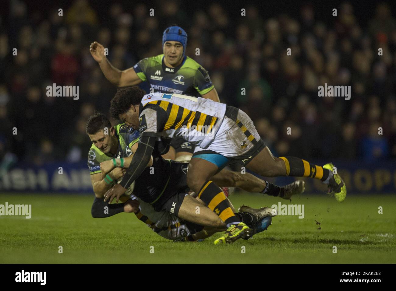 Tiernan O'Halloran von Connacht wurde von Ashley Johnson von Wesps während des European Rugby Champions Cup-Spiels 4 zwischen Connacht Rugby und Wespen am 17. Dezember 2016 auf dem Sportplatz in Galway, Irland, angegangen (Foto: Andrew Surma/NurPhoto) *** Bitte benutzen Sie die Gutschrift aus dem Credit Field *** Stockfoto