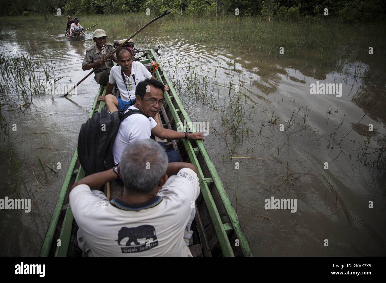 Way Kambas, Lampung, 18. Dezember 2016 : Herr NAZARUDDIN (Mitte mit Glas) und Physcian Team dr. WAHYU (fette Haare) und dr. NAZAR (mit Elefant-T-Shirt) von Vesswick NGO mit einem Boot bei einem Besuch auf einem der ERU-Lager in Waykambas. Elephant Respond Unit (ERU) ist eine Unterorganisation des indonesischen Umweltministeriums, die von der nicht-Regierungsorganisation Asian Elephant Support, International Elephant Foundation, Wildlife Without Borders und WEA (Welttierschutz geselichft e.V) ohne Unterstützung der indonesischen Regierung finanziert wird und 2010 gegründet wurde und sich im Way Kambas National Park-Lampung-Indo befindet Stockfoto