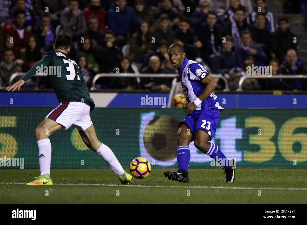 Ryan Babel (23) von Deportivo de La Coruna macht eine Aufnahme während des Spiels von La Liga Santander zwischen Real Club Deportivo de La Coruna und Club Atletico Osasuna im Estadio Municipal de Riazor am 18. Dezember 2016 in A Coruna, Galicien, Spanien (Foto: Jose Manuel Alvarez Rey/NurPhoto) *** Bitte verwenden Sie Credit from Credit Field *** Stockfoto