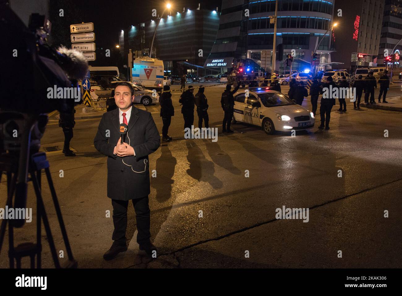 Die türkische Polizei sicherte das Gebiet außerhalb der Türkei, in dem der russische Botschafter in der Türkei, Andrei Karlov, am 19. Dezember 2016 in einer Kunstgalerie in der Türkei in Ankara angeschossen wurde. Das russische Außenministerium bestätigte den Tod des Gesandten Andrei Karlov beim Angriff auf die Galerie in der türkischen Hauptstadt am Montag durch einen Schützen, der rief: „Vergiss Aleppo nicht! Vergesst nicht Syrien.“ Mehr als 100 Polizisten und Spezialeinheiten umzingelten den Ort der Erschießung, und der Schütze wurde als „neutralisiert“ gemeldet. (Foto von Diego Cupolo/NurPhoto) *** Bitte nutzen Sie die Gutschrift aus dem Kreditfeld *** Stockfoto