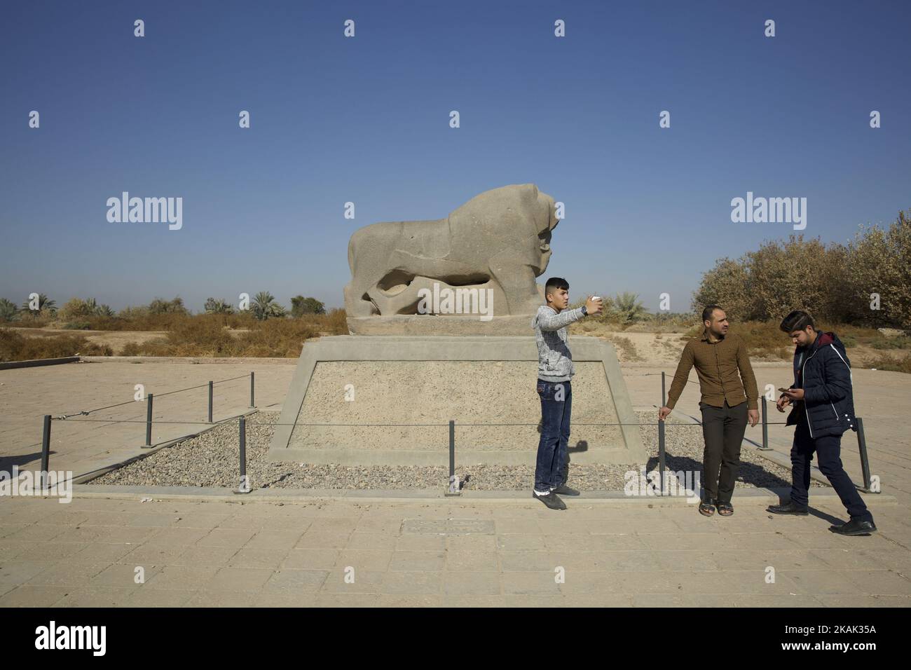 Die Ruinen der antiken Stadt Babylon, 59 Meilen (94 Kilometer) südwestlich von Bagdad, Irak, am 20. Dezember 2016. Gegründet 2.300 v. Chr., Hauptstadt des babylonischen Reiches 1700 v. Chr. regiert von Hammurabi und wieder im Jahr 600 v. Chr. regiert von Nebukadnezar II und Heimat der berühmten Statue, der Löwe von Babylon. Hier junge Leute, die Selfies vor dem Löwen machen. (Foto von Noe Falk Nielsen/NurPhoto) *** Bitte nutzen Sie die Gutschrift aus dem Kreditfeld *** Stockfoto