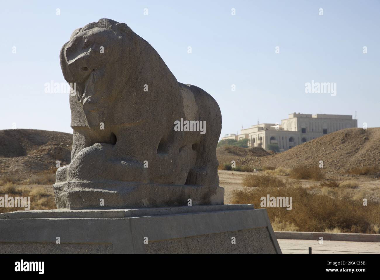 Die Ruinen der antiken Stadt Babylon, 59 Meilen (94 Kilometer) südwestlich von Bagdad, Irak, am 20. Dezember 2016. Gegründet 2.300 v. Chr., Hauptstadt des babylonischen Reiches 1700 v. Chr. regiert von Hammurabi und wieder im Jahr 600 v. Chr. regiert von Nebukadnezar II und Heimat der berühmten Statue, der Löwe von Babylon. Der Löwe mit dem Palast von Saddam Hussein im Hintergrund. (Foto von Noe Falk Nielsen/NurPhoto) *** Bitte nutzen Sie die Gutschrift aus dem Kreditfeld *** Stockfoto