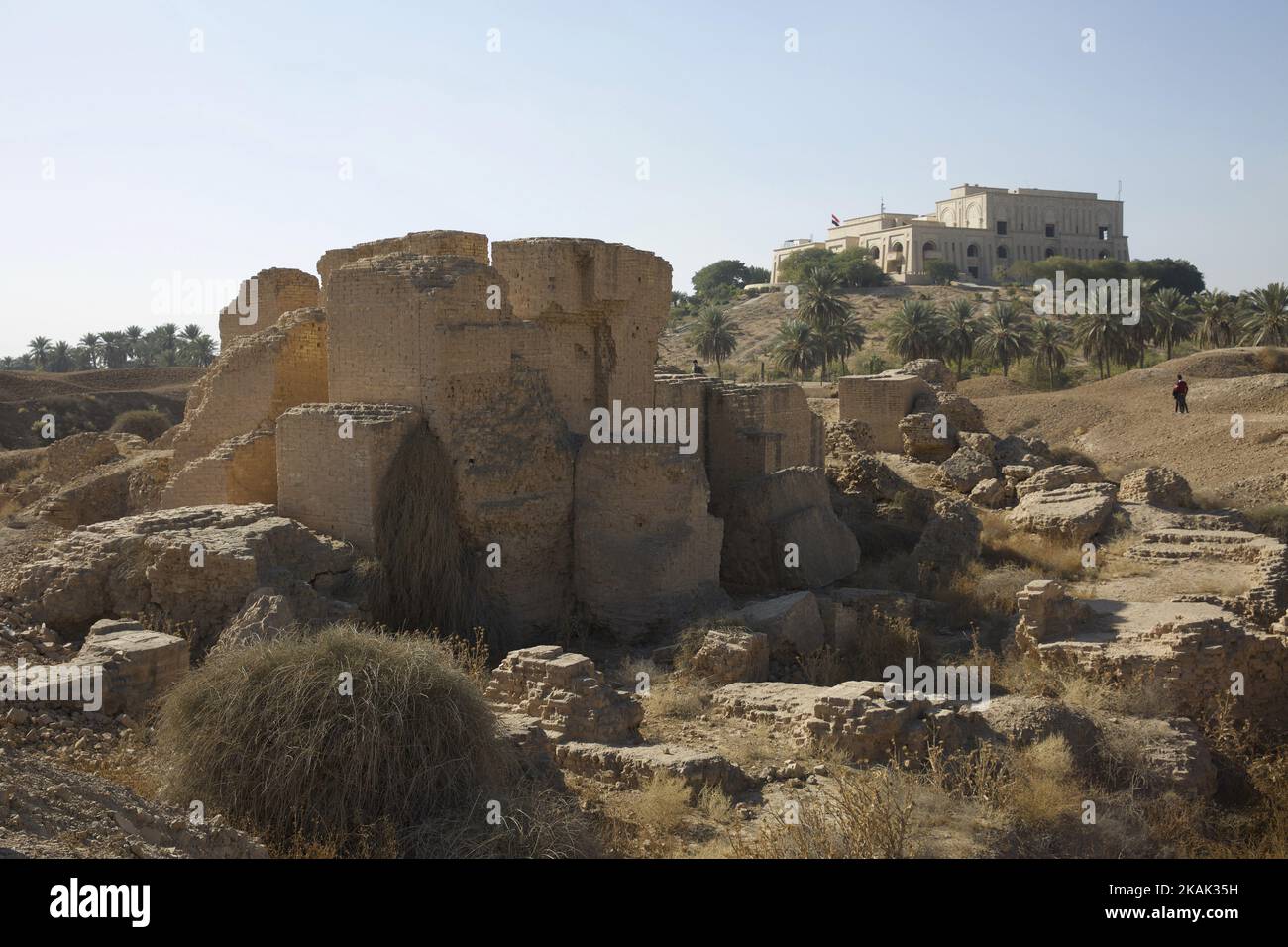 Die Ruinen der antiken Stadt Babylon, 59 Meilen (94 Kilometer) südwestlich von Bagdad, Irak, am 20. Dezember 2016. Gegründet 2.300 v. Chr., Hauptstadt des babylonischen Reiches 1700 v. Chr. regiert von Hammurabi und wieder im Jahr 600 v. Chr. regiert von Nebukadnezar II und Heimat der berühmten Statue, der Löwe von Babylon. Teile der Ruinen mit dem Palast von Saddam Hussein im Hintergrund. (Foto von Noe Falk Nielsen/NurPhoto) *** Bitte nutzen Sie die Gutschrift aus dem Kreditfeld *** Stockfoto