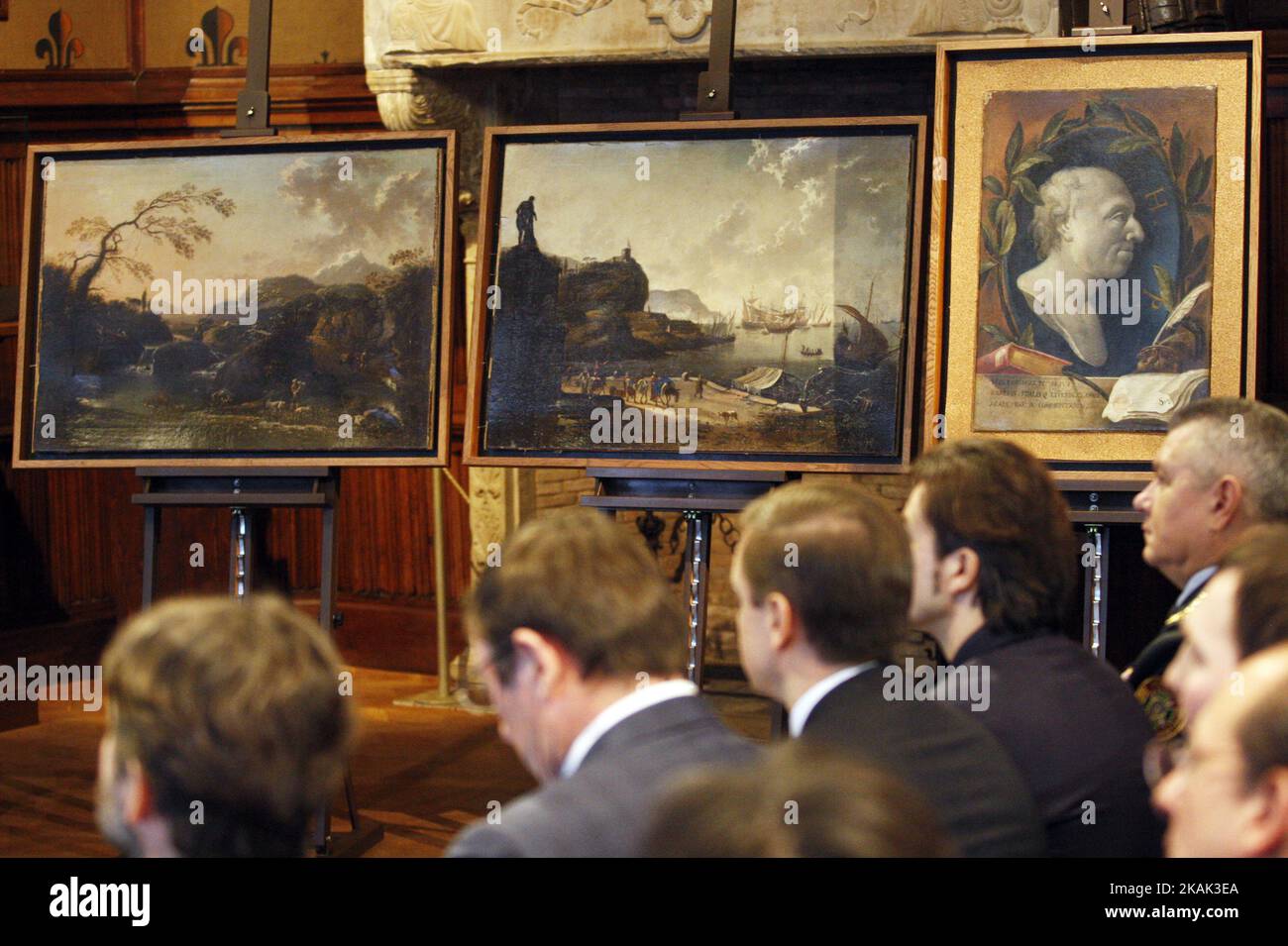 Die Bilder werden während einer Übergabe von 17 gestohlenen Bildern an das Museum Castelvecchio in Kiew, Ukraine, am 21. Dezember 2016 gesehen. Insgesamt 17 Gemälde, die 2015 aus dem Museum des italienischen Museums Castelvecchio von Verona gestohlen wurden, wurden vom ukrainischen Präsidenten Petro Poroschenko an italienische Beamte übergeben. Die Bilder wurden von ukrainischen Grenzsoldaten während eines Versuchs, sie nach Moldawien zu überführen, im Mai 2016 festgenommen. (Foto von STR/NurPhoto) *** Bitte nutzen Sie die Gutschrift aus dem Kreditfeld *** Stockfoto