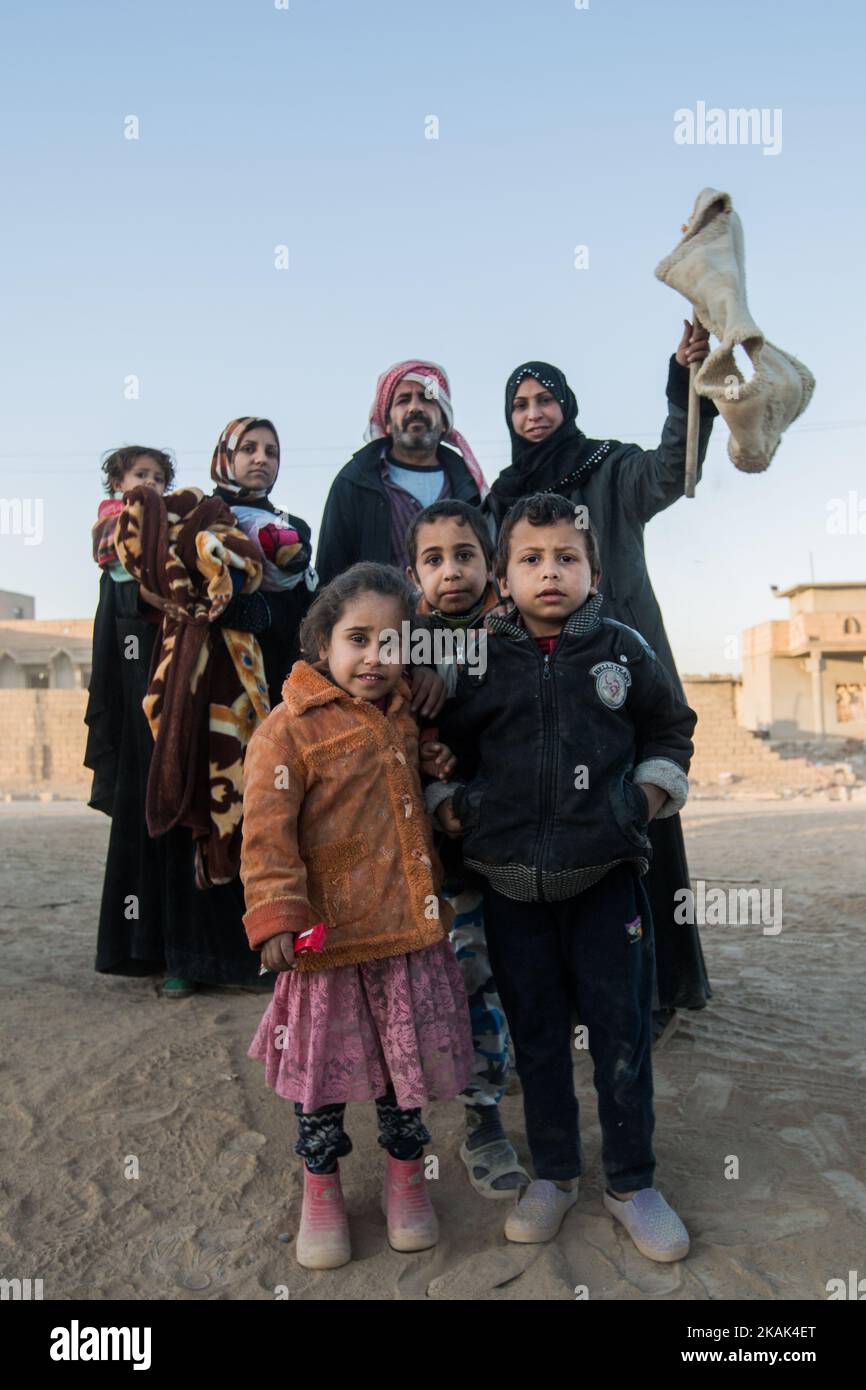 (11/25/2016) Eine Familie, die in den Gebieten des IS, Mosul, Irak, geflohen ist, erreicht ein befreites Gebiet im östlichen Bezirk Hay Samah; ihre ersten Momente nach zwei Jahren der Herrschaft des IS. (Foto von Sebastian Backhaus/NurPhoto) *** Bitte nutzen Sie die Gutschrift aus dem Kreditfeld *** Stockfoto