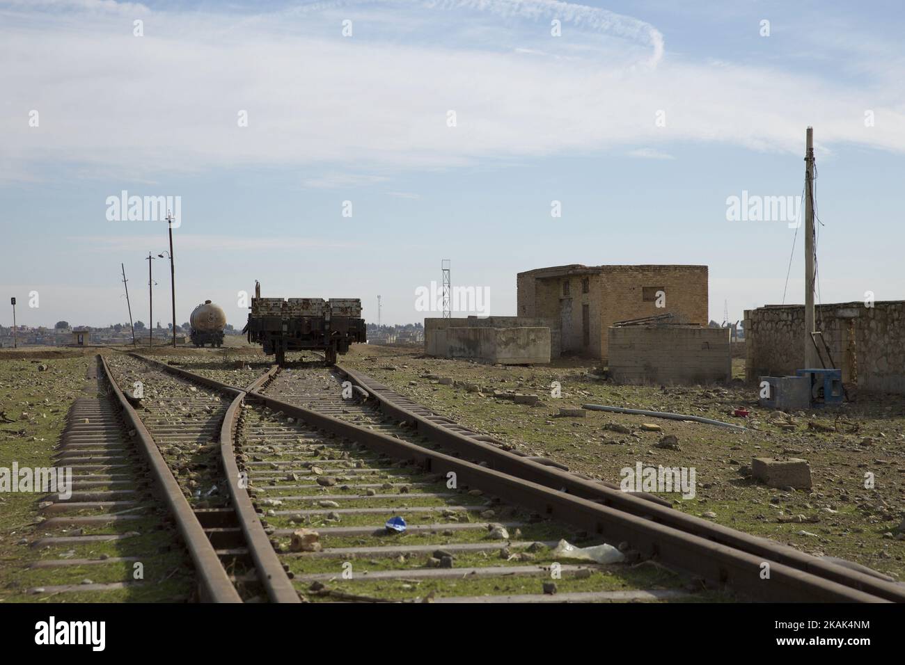 Ruinen des Owenat-Bahnhofs auf der Eisenbahn von Damaskus nach Bagdad. Die Station wurde von irakischen Militärs benutzt, bevor sie 2014 von Daesh benutzt wurde, was 2014/2015 zu Bombenangriffen führte. Owenat, Ninewa zum Irak 29.12.2016. (Foto von Noe Falk Nielsen/NurPhoto) *** Bitte nutzen Sie die Gutschrift aus dem Kreditfeld *** Stockfoto
