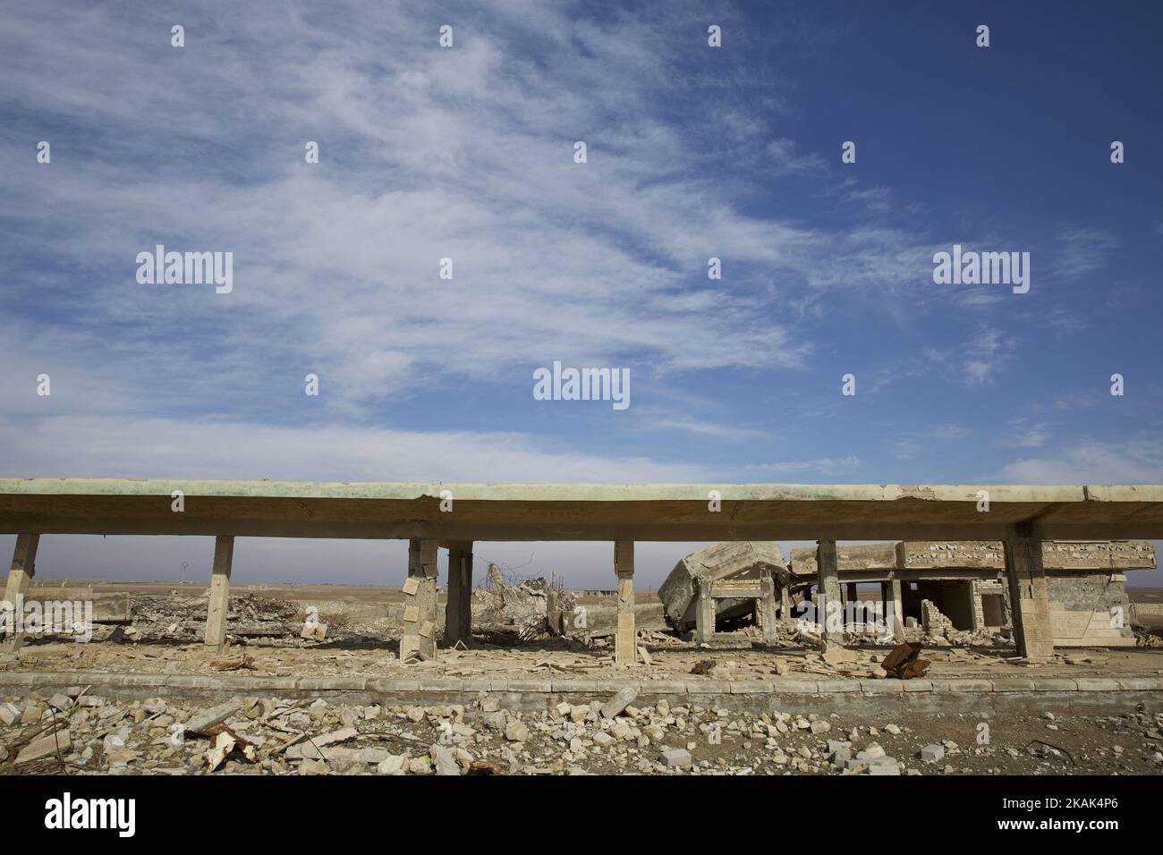 Ruinen des Owenat-Bahnhofs auf der Eisenbahn von Damaskus nach Bagdad. Die Station wurde von irakischen Militärs benutzt, bevor sie 2014 von Daesh benutzt wurde, was 2014/2015 zu Bombenangriffen führte. Owenat, Ninewa zum Irak 29.12.2016. (Foto von Noe Falk Nielsen/NurPhoto) *** Bitte nutzen Sie die Gutschrift aus dem Kreditfeld *** Stockfoto
