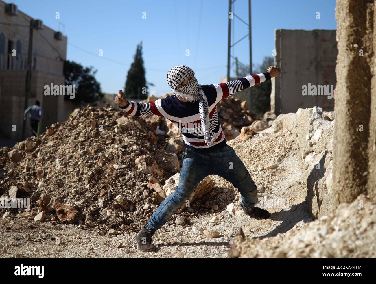 Ein palästinensischer Protestler wirft einen Stein auf israelische Streitkräfte während eines Protestes gegen die Ausweitung jüdischer Siedlungen im Dorf Kufer Qaddom in der Nähe der Stadt Nablus im Westjordanland. 30. Dezember 2016. (Foto von Ahmad Talat/NurPhoto) *** Bitte nutzen Sie die Gutschrift aus dem Kreditfeld *** Stockfoto