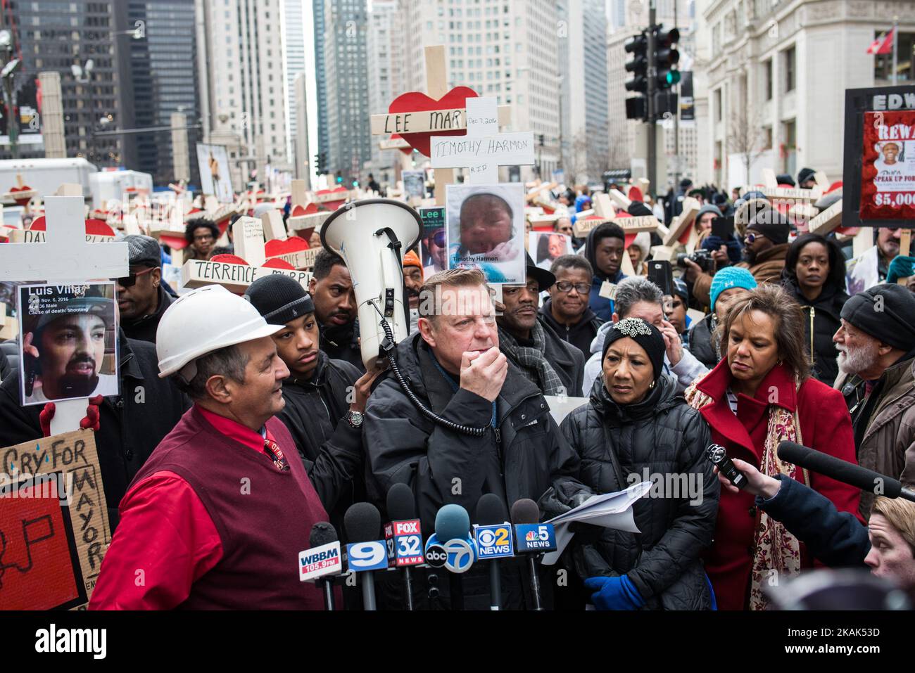 Pater Michael Pfleger spricht auf einem friedensmarsch, um an die über 750 Toten zu erinnern, die am 31. Dezember 2016 in Chicago im Jahr 2016 durch Gewalt verloren gegangen sind. Über 750 Menschen wurden dieses Jahr in Chicago getötet, was es zum tödlichsten Jahr seit fast zwei Jahrzehnten macht. (Foto von Max Herman/NurPhoto) *** Bitte nutzen Sie die Gutschrift aus dem Kreditfeld *** Stockfoto