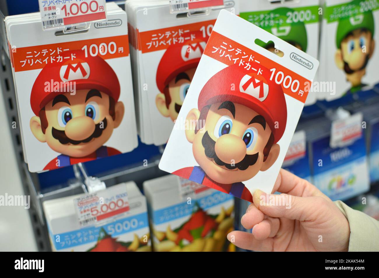 Nintendos Super Mario-Spielfiguren werden an einer Videospielecke in einem Einzelhandelsgeschäft im Akihabara-Viertel in Tokio, Japan, am 31. Dezember 2016 gezeigt. (Foto von Hitoshi Yamada/NurPhoto) *** Bitte nutzen Sie die Gutschrift aus dem Kreditfeld *** Stockfoto