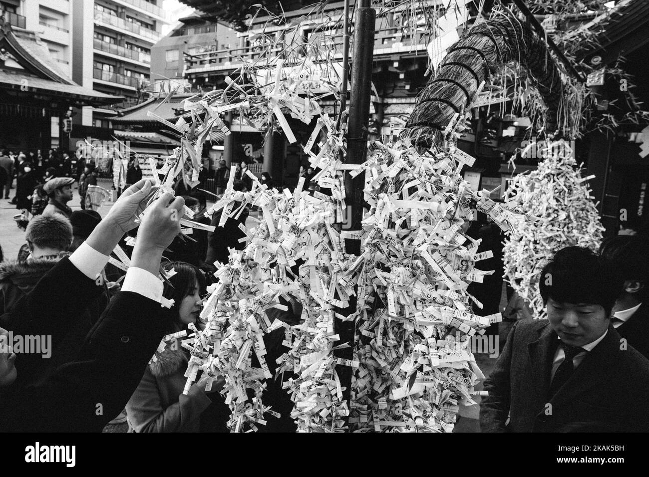 Ein japanischer Geschäftsmann, der am ersten Geschäftstag des Jahres, Mittwoch, den 4. Januar 2017, im Kanda Myojin-Schrein in der Innenstadt von Tokio für den Wohlstand seiner Unternehmen gebetet hatte, hat sich ein Glücksblatt zusammengebunden. (Foto von Richard Atrero de Guzman/NurPhoto) *** Bitte nutzen Sie die Gutschrift aus dem Kreditfeld *** Stockfoto